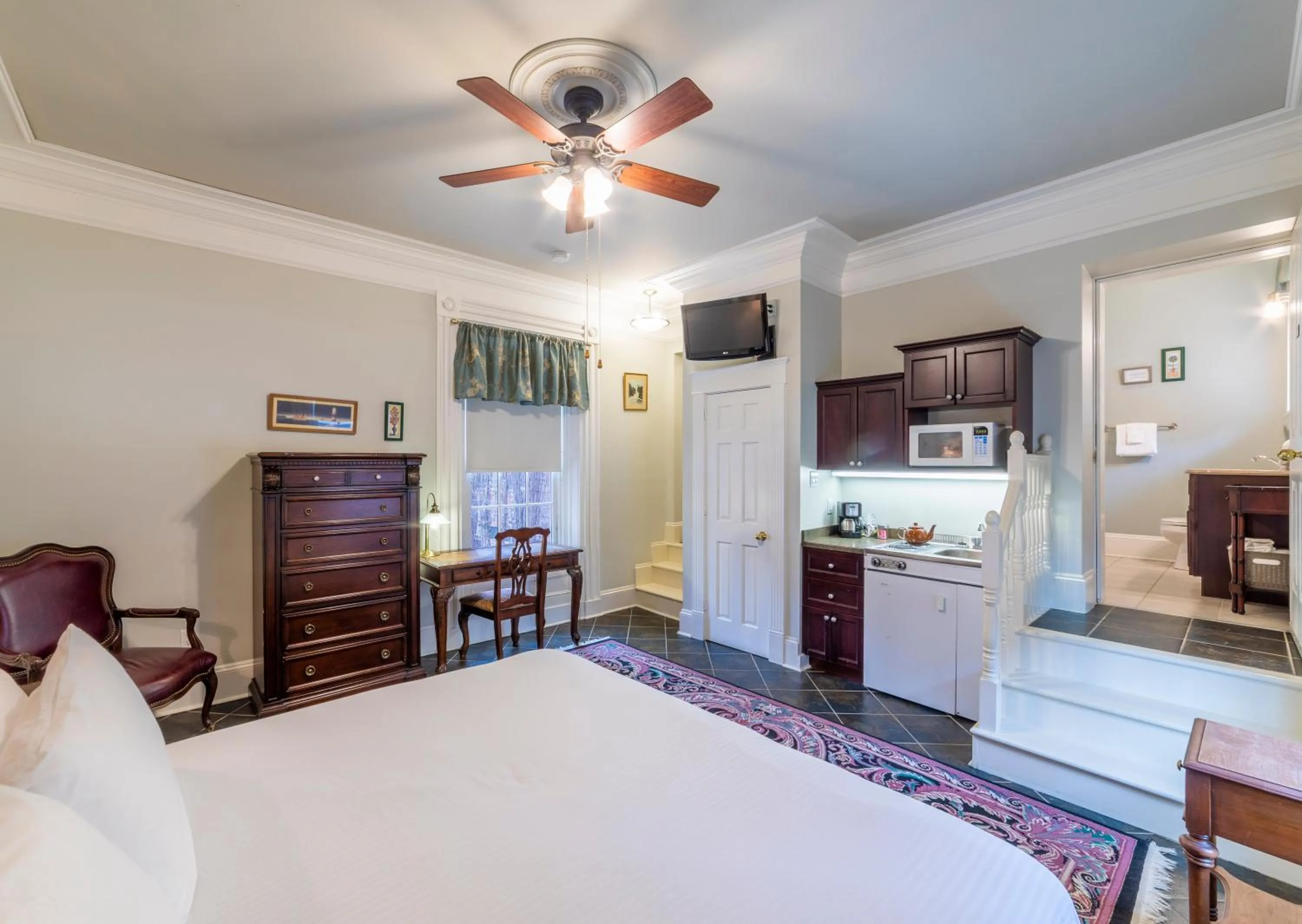 Photo of the whole room, Bed in Chipman Hill Suites - Union Street