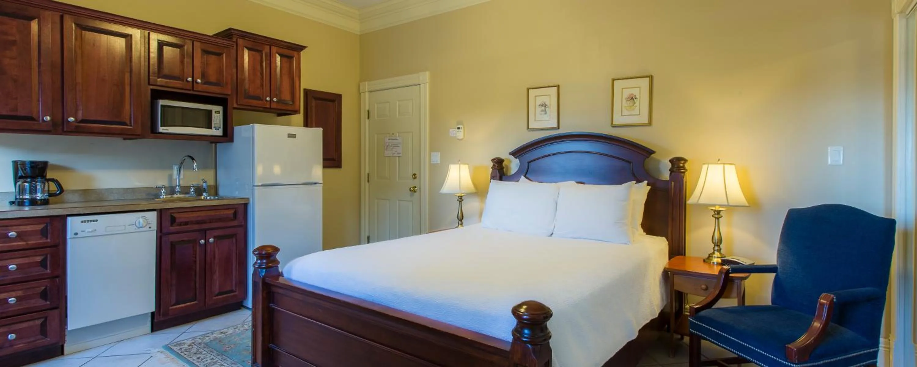 Photo of the whole room, Bed in Chipman Hill Suites - Union Street