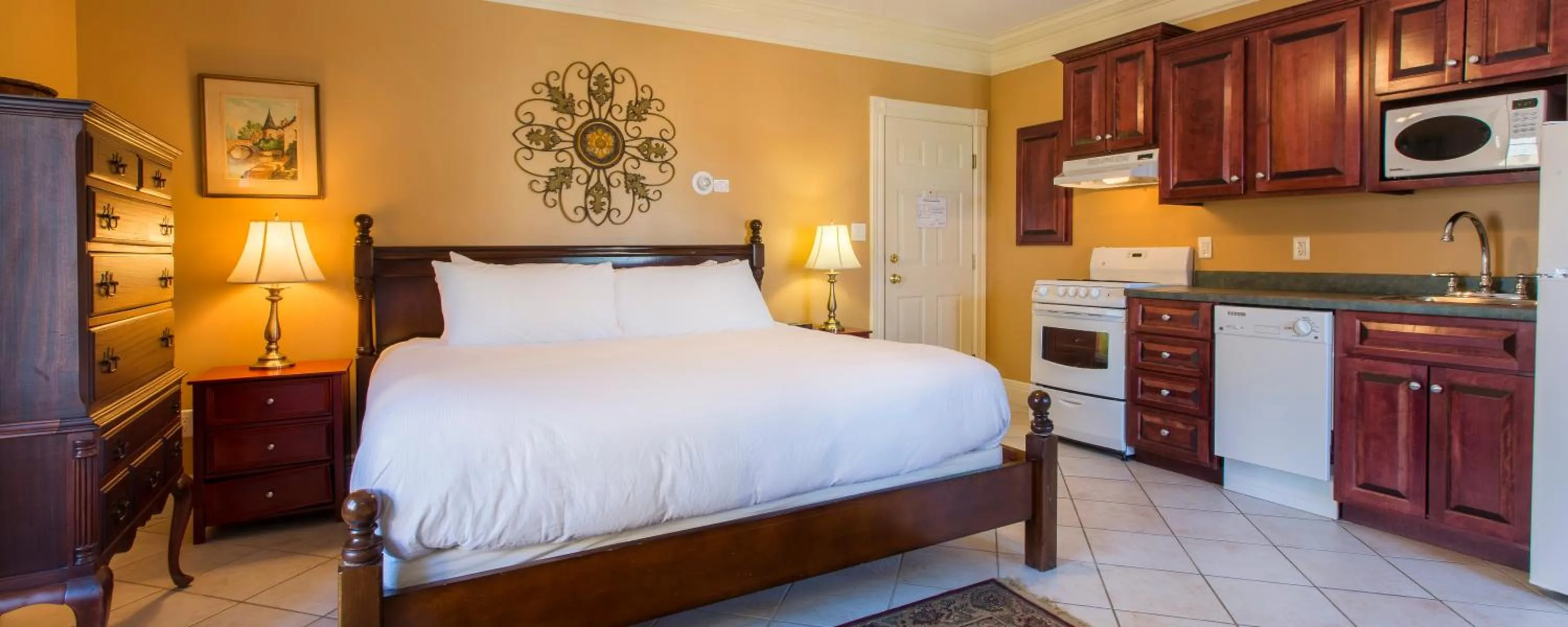 Photo of the whole room, Bed in Chipman Hill Suites - Union Street