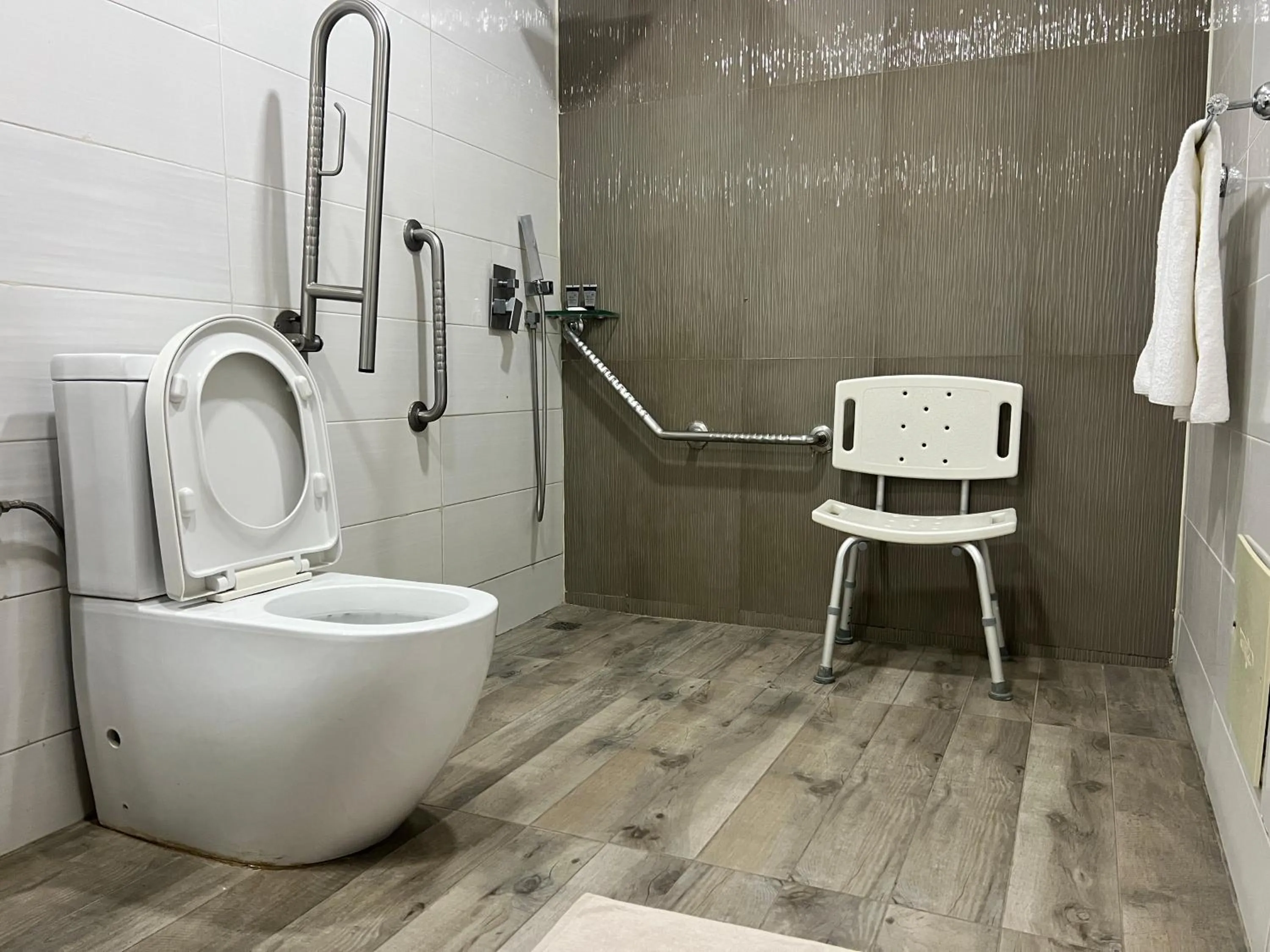 Shower in Hotel VDN by Good Rade