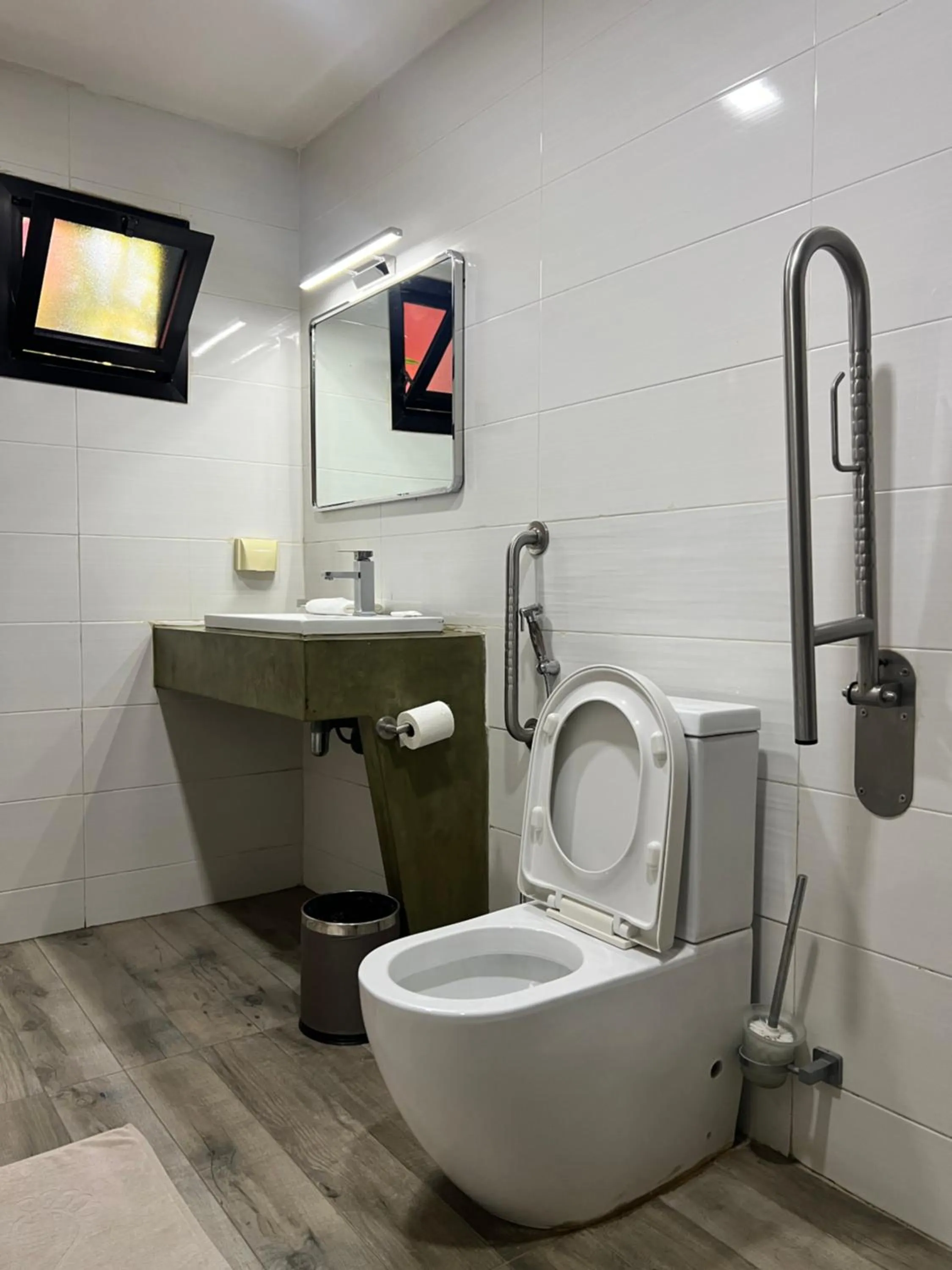 Toilet in Hotel VDN by Good Rade