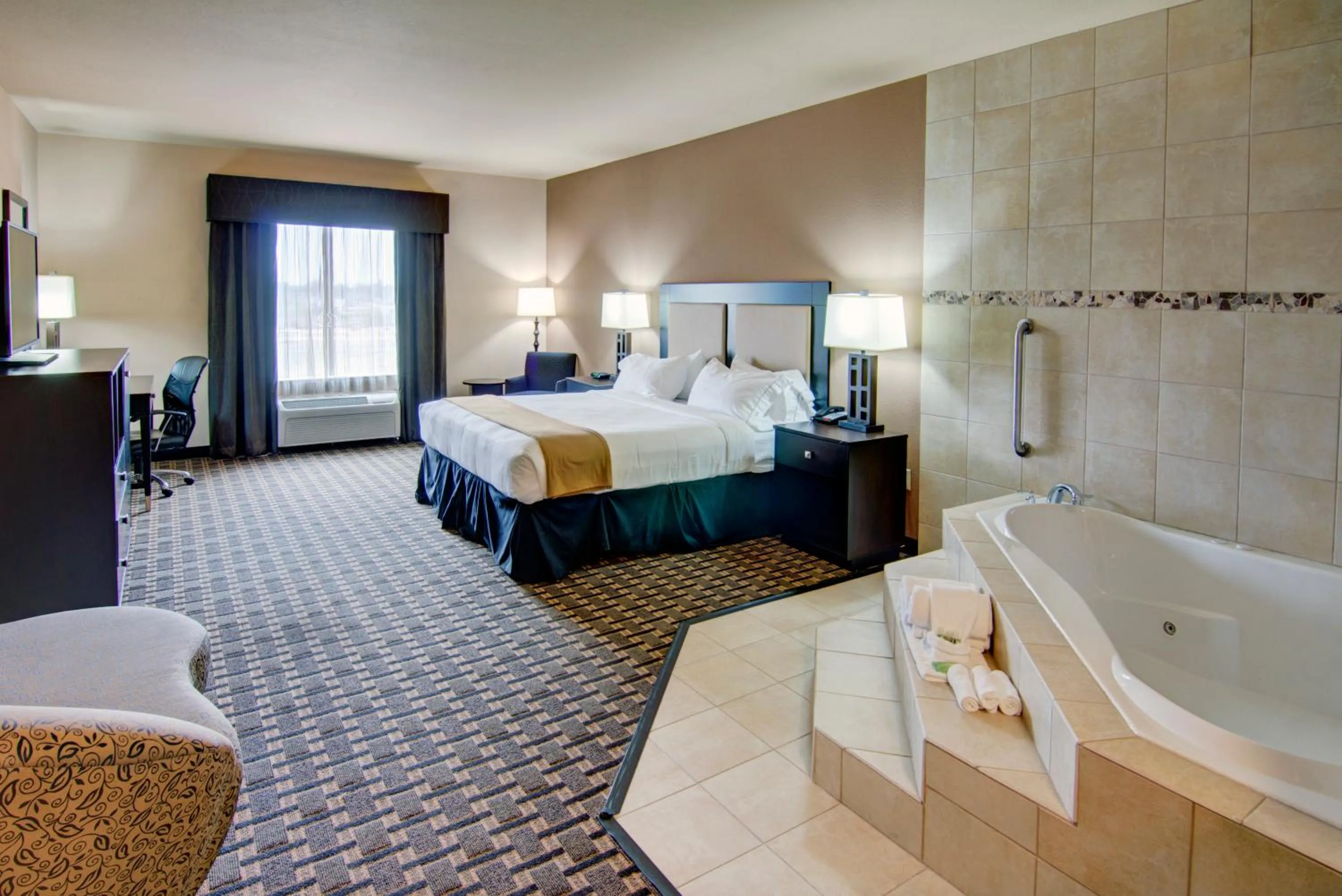 Photo of the whole room, Bed in Holiday Inn Express Hotel & Suites Paris by IHG