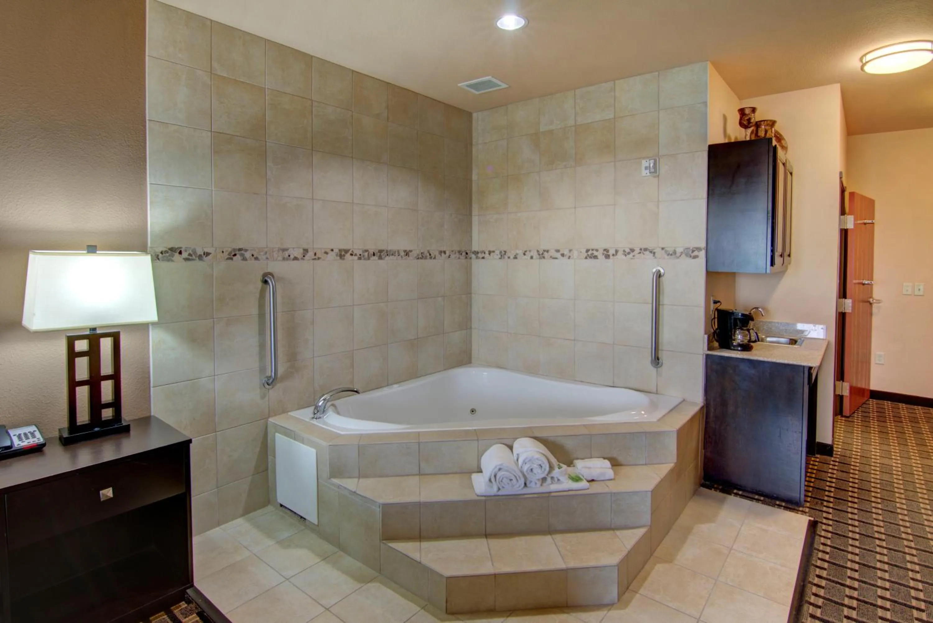 Photo of the whole room in Holiday Inn Express Hotel & Suites Paris by IHG