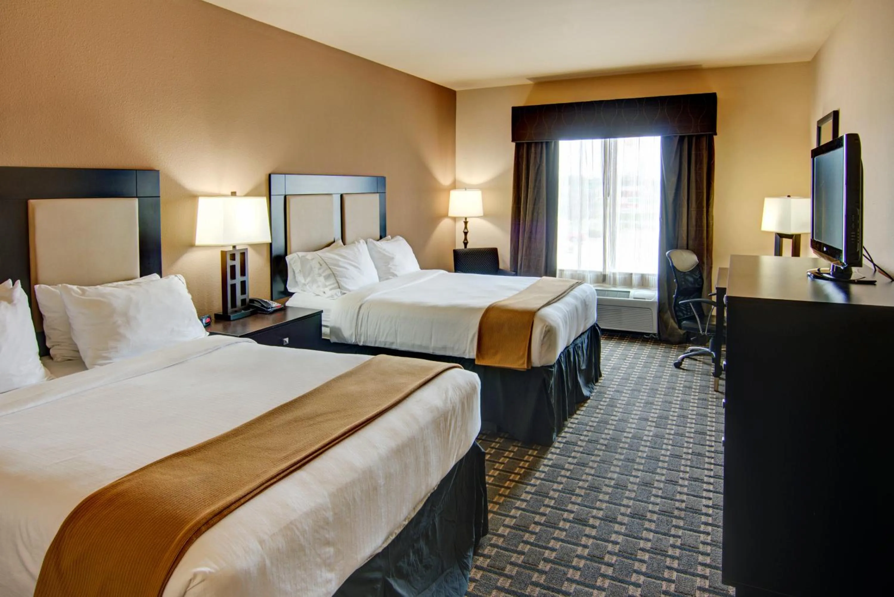 Photo of the whole room, Bed in Holiday Inn Express Hotel & Suites Paris by IHG