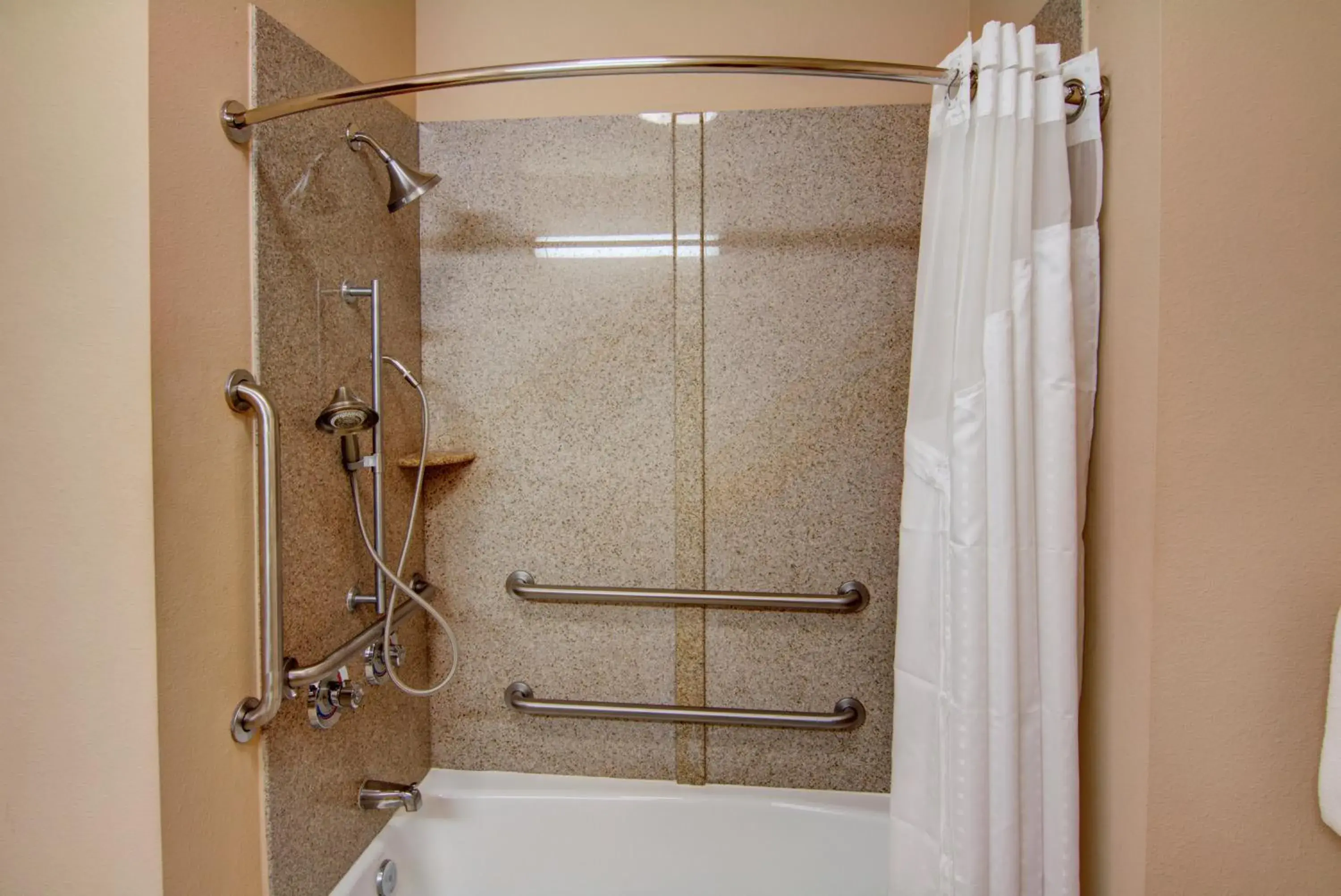 Twin Room - Hearing Mobility Accessible Tub/Non-Smoking in Holiday Inn Express Hotel & Suites Paris by IHG Twin Room - Hearing Mobility Accessible Tub/Non-Smoking in Holiday Inn Express Hotel & Suites Paris by IHG