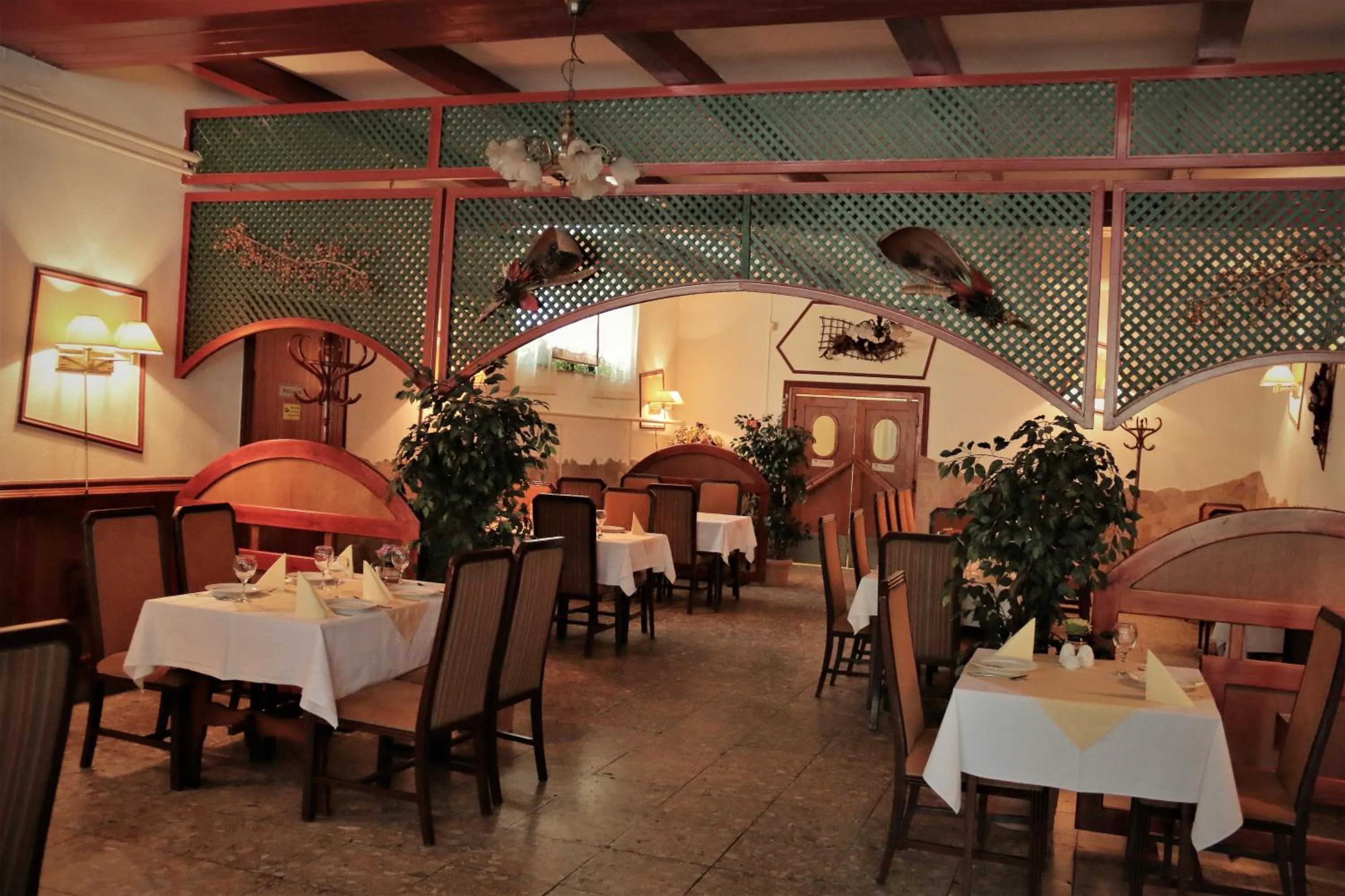 Restaurant/places to eat in Halász Airport Panzio