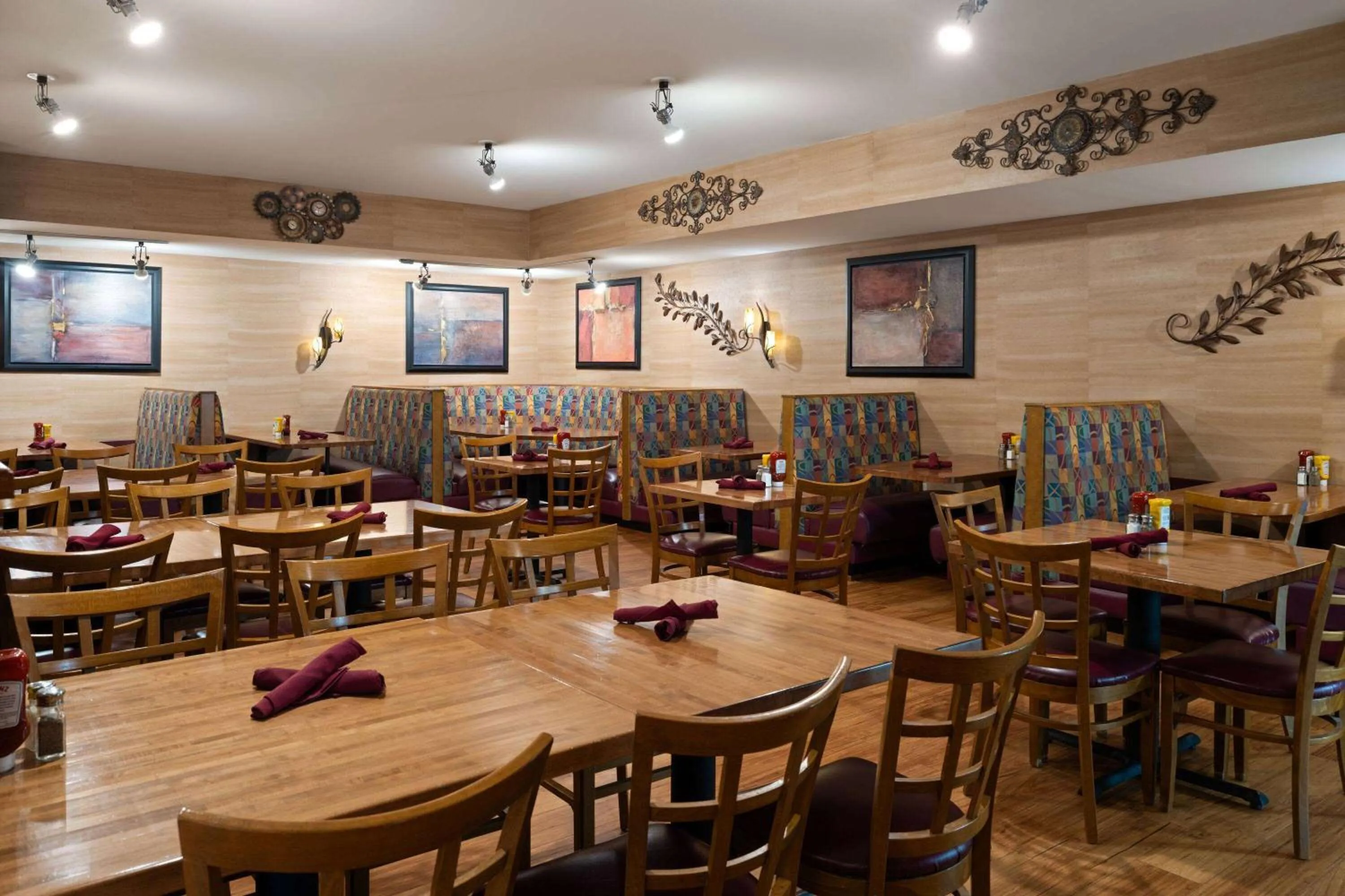 Restaurant/places to eat in Wyndham Garden Otsego-Minneapolis