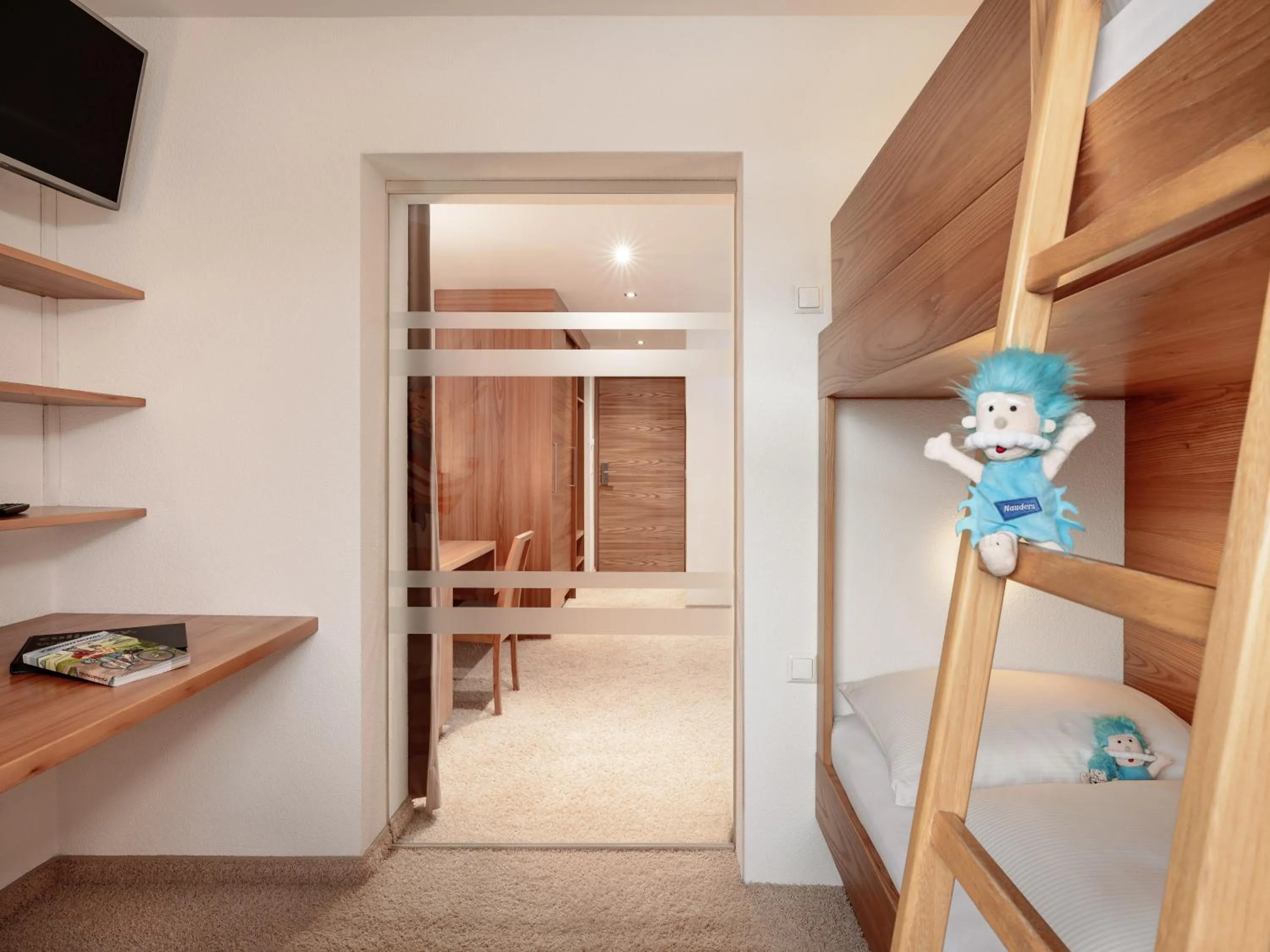 children, Bed in Alpen-Comfort-Hotel Central