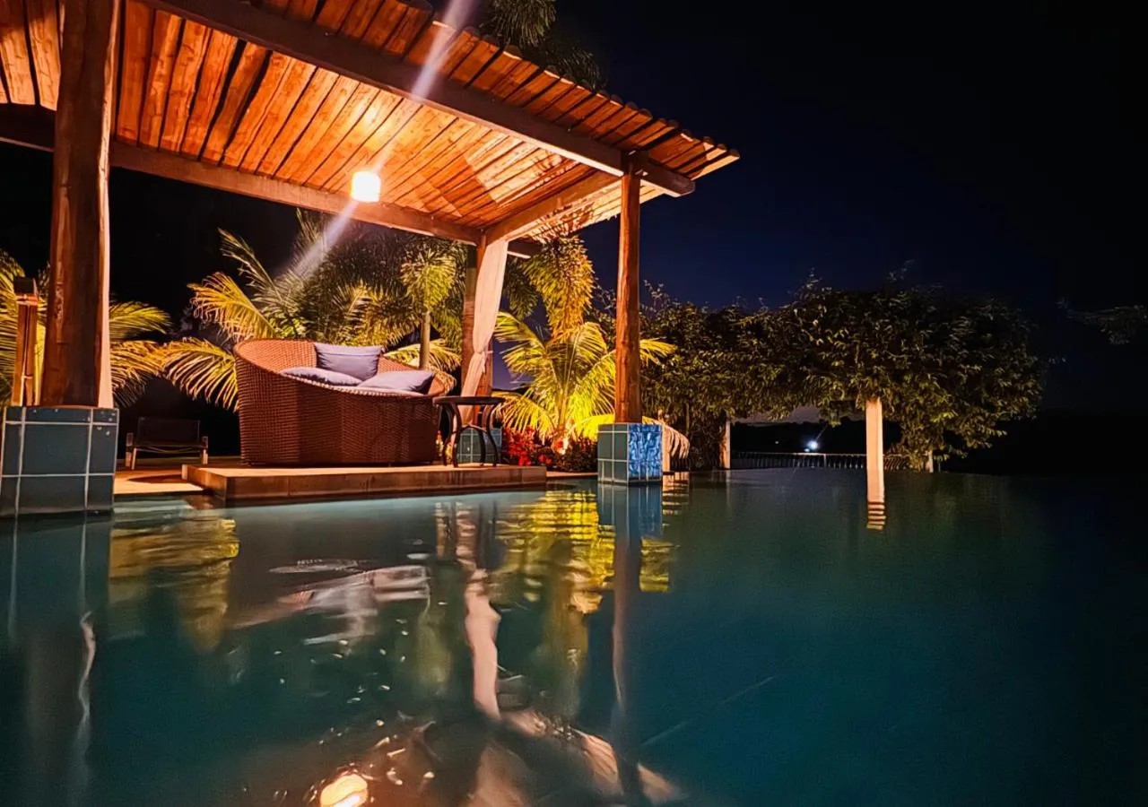 Night in Hotel Chalé Capitólio