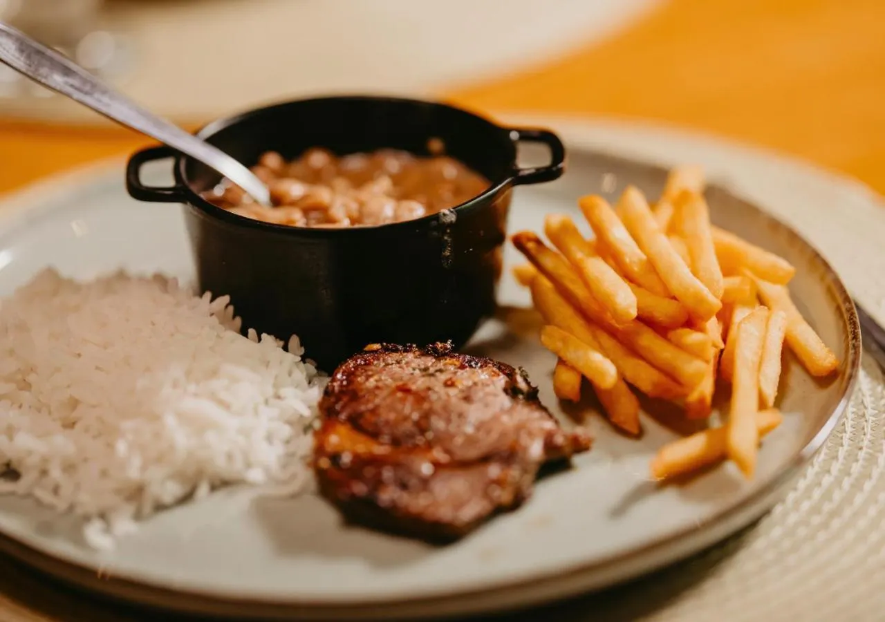 Restaurant/places to eat in Hotel Chalé Capitólio