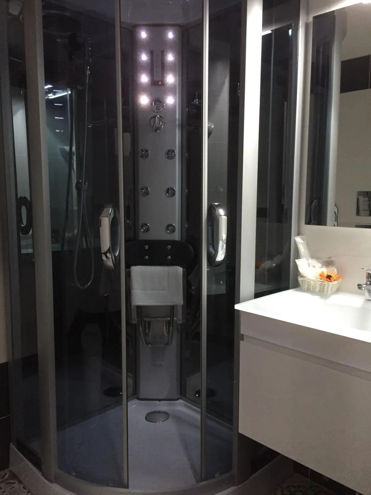 MB95 - Mezzocannone Luxurious Bed&Breakfast