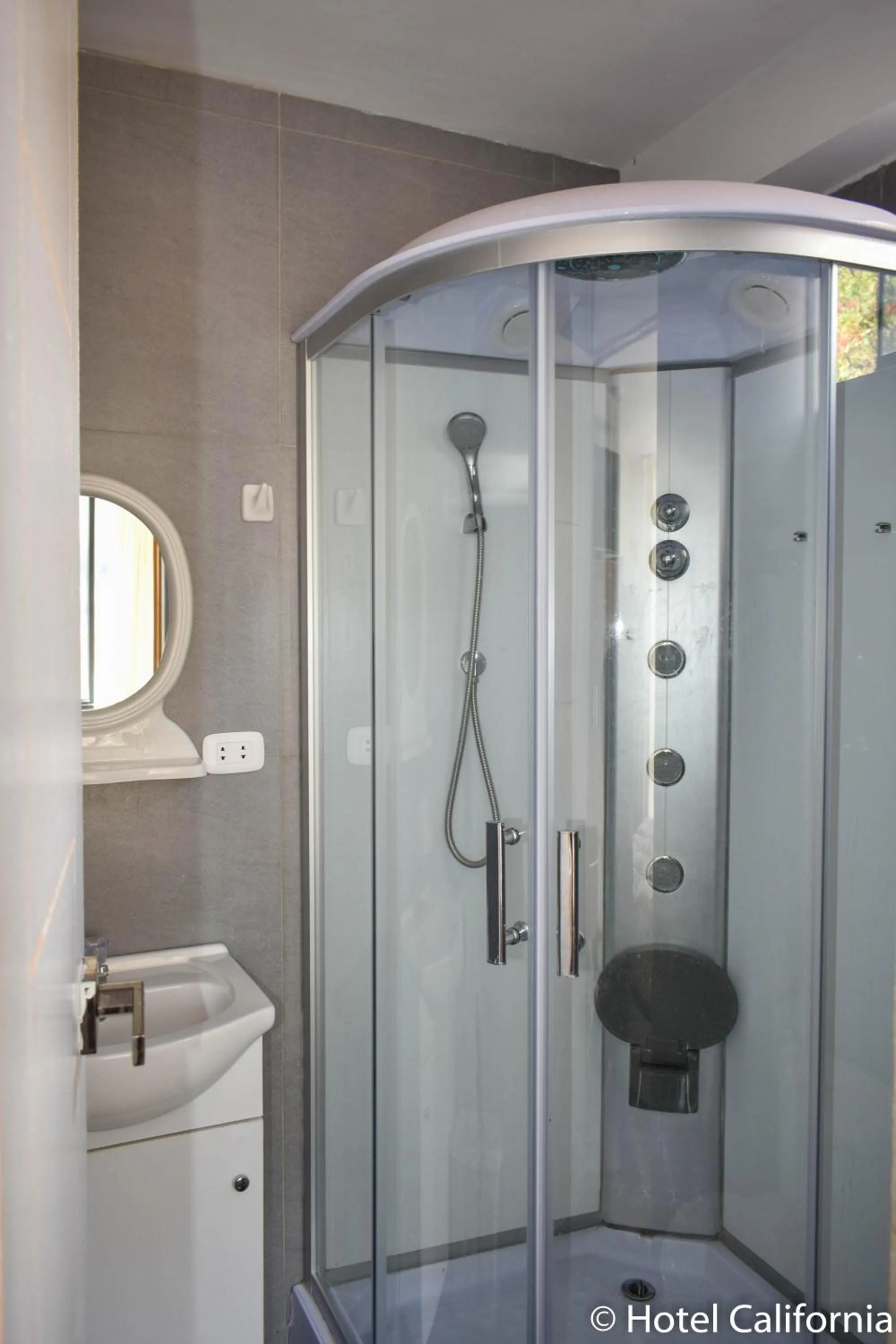 Bathroom in Hotel California Calca