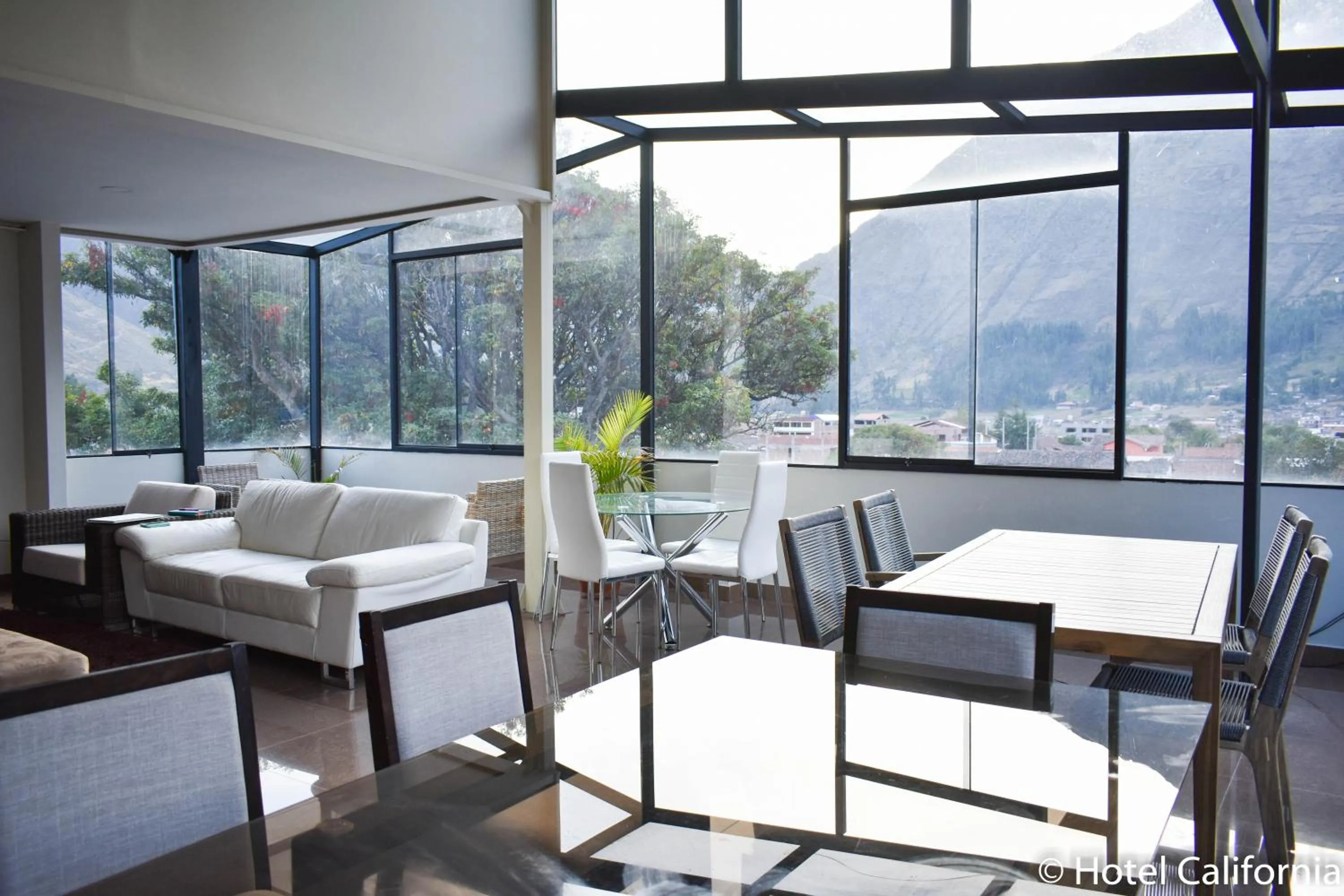 Seating area in Hotel California Calca