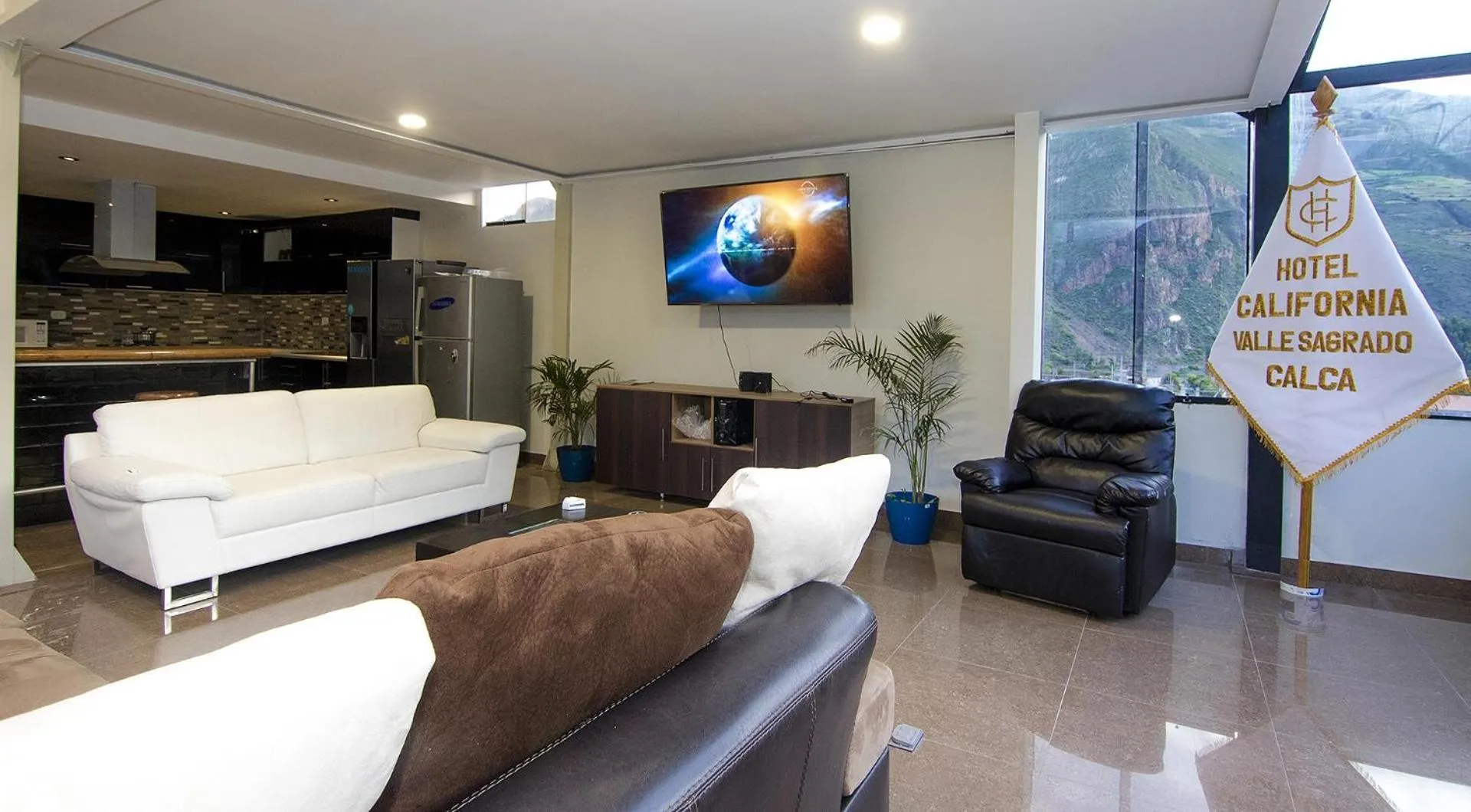 Communal lounge/ TV room in Hotel California Calca