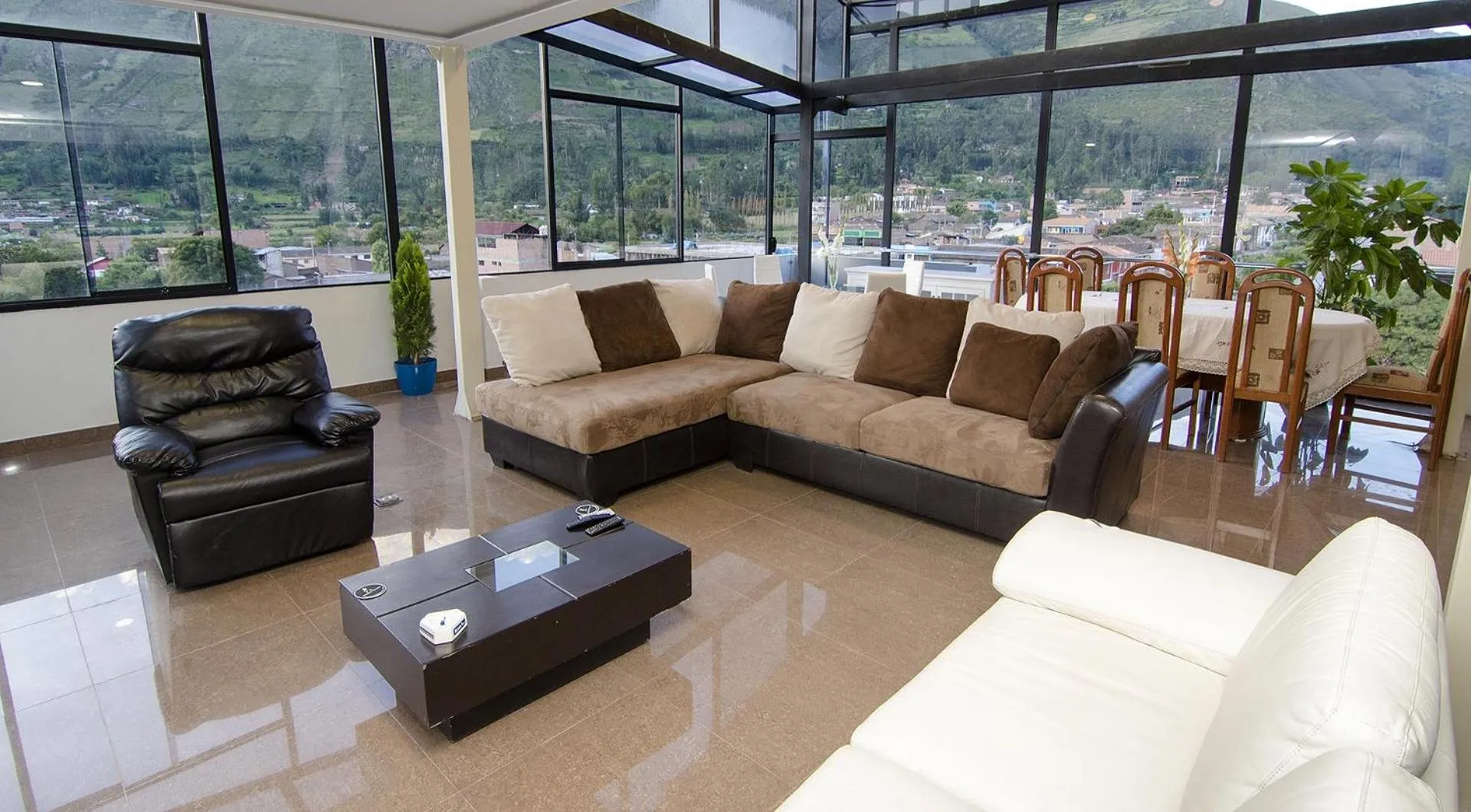 Communal lounge/ TV room in Hotel California Calca