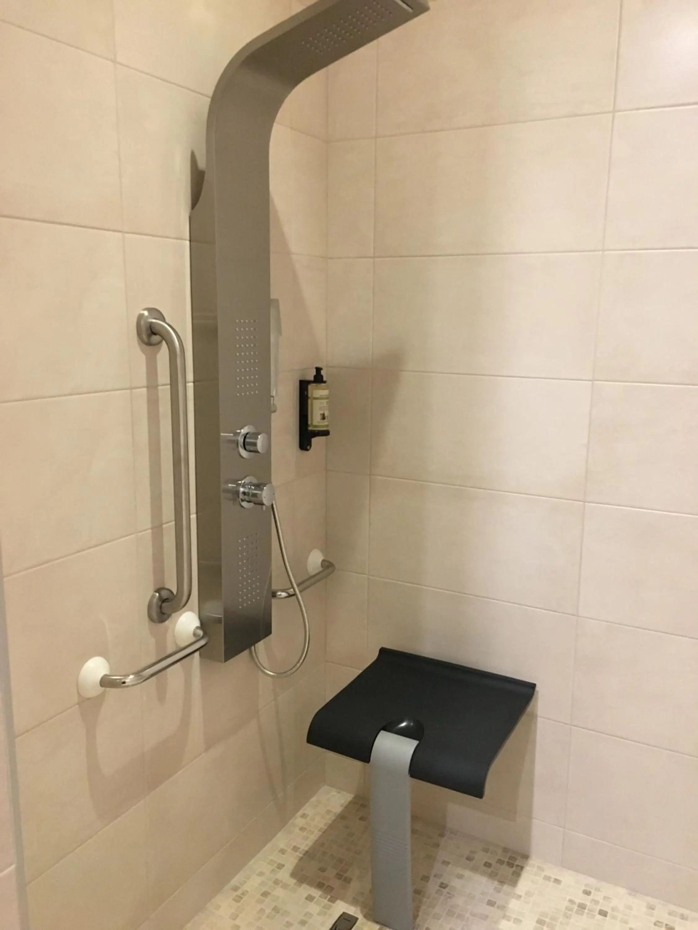 Shower in Demeure des Pothières