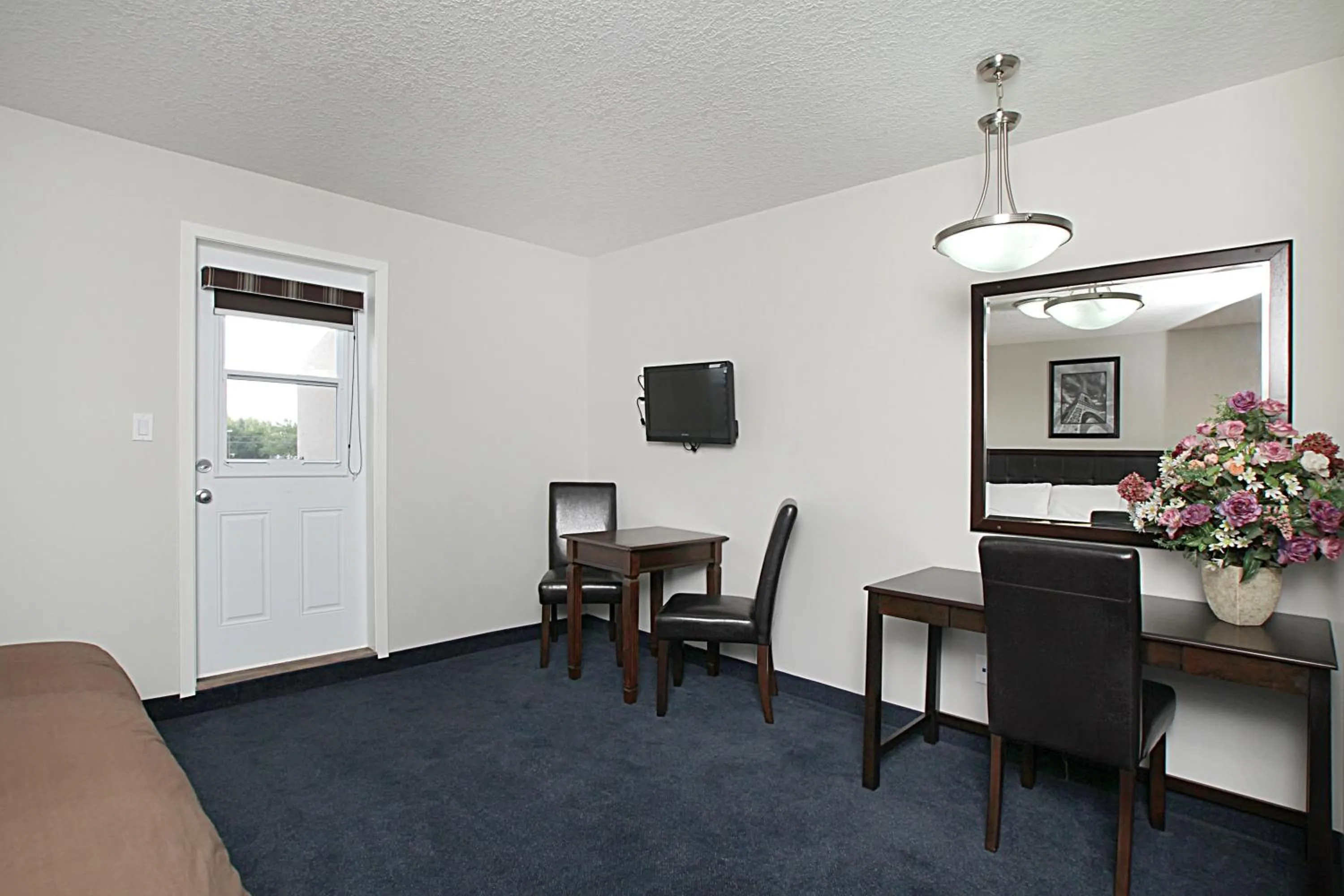 Seating area in Travelodge by Wyndham Wetaskiwin