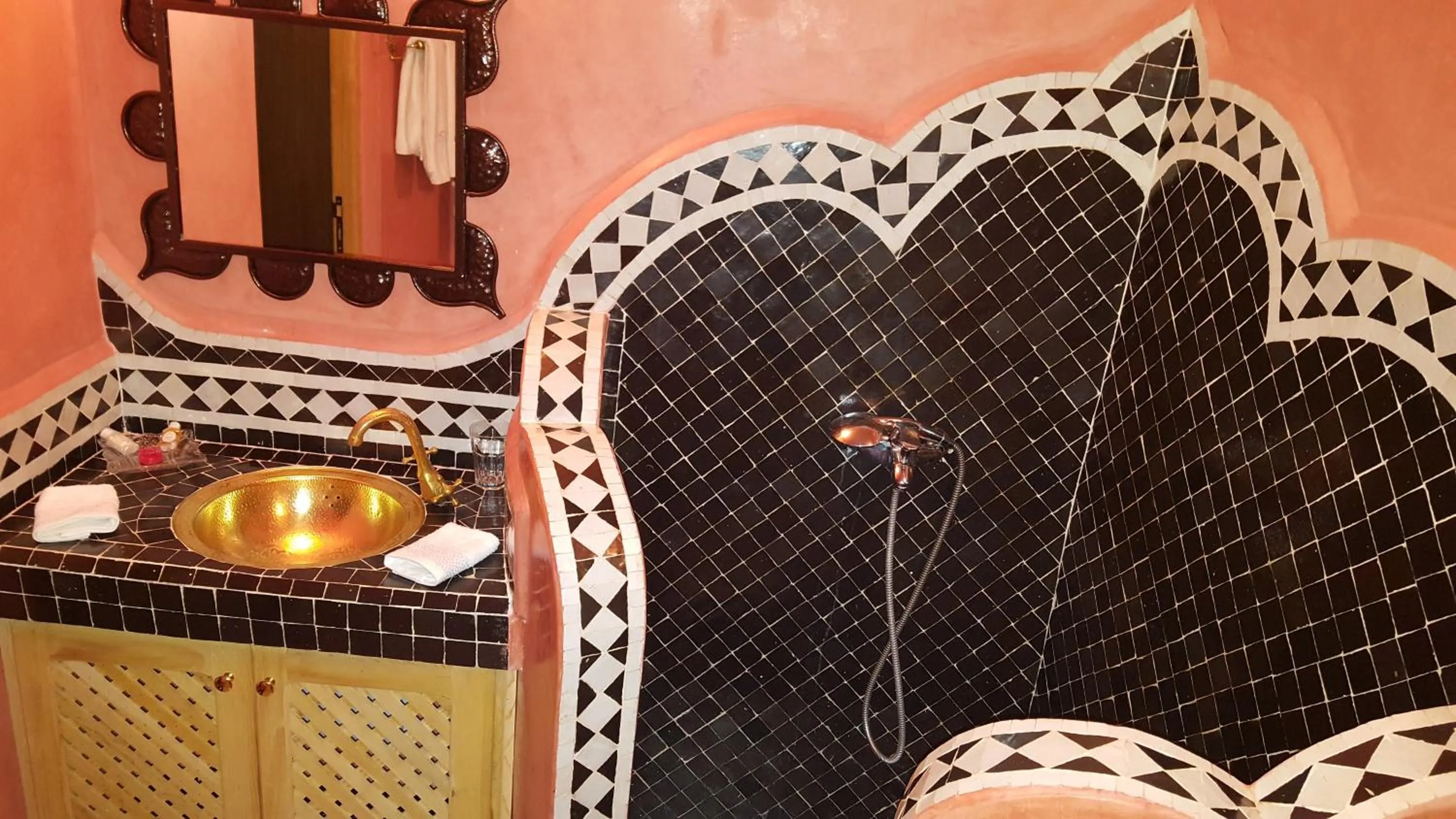 Shower in Dar Nour Fes