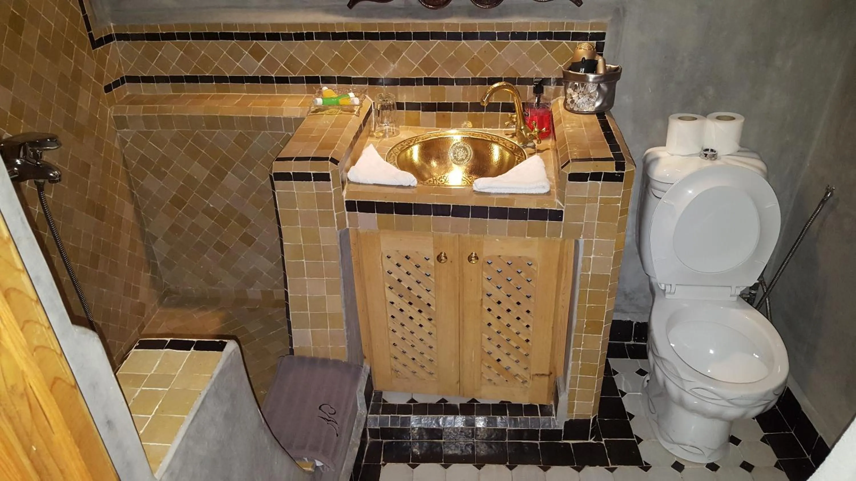 Shower in Dar Nour Fes