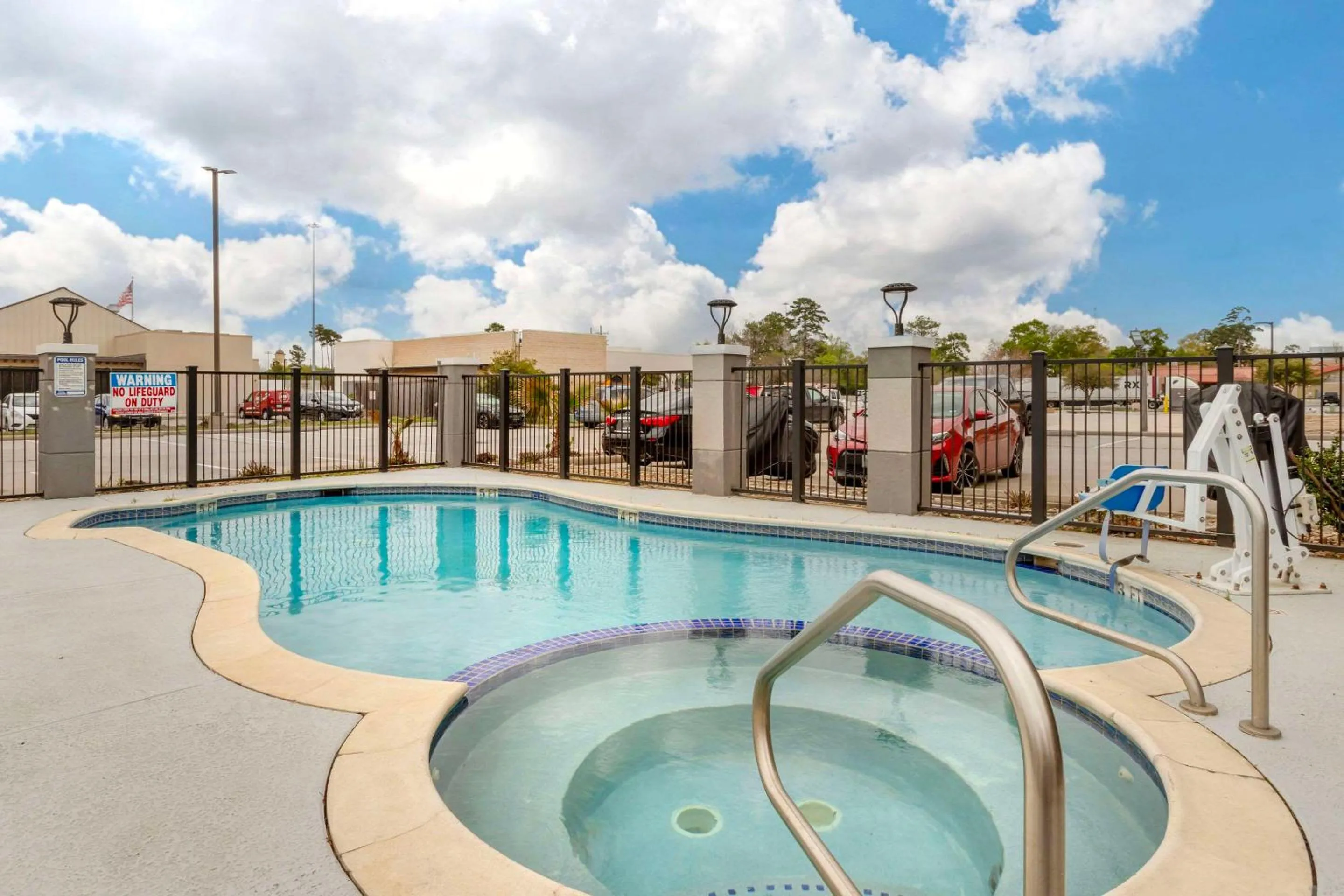 Swimming pool in Comfort Suites Shenandoah-The Woodlands
