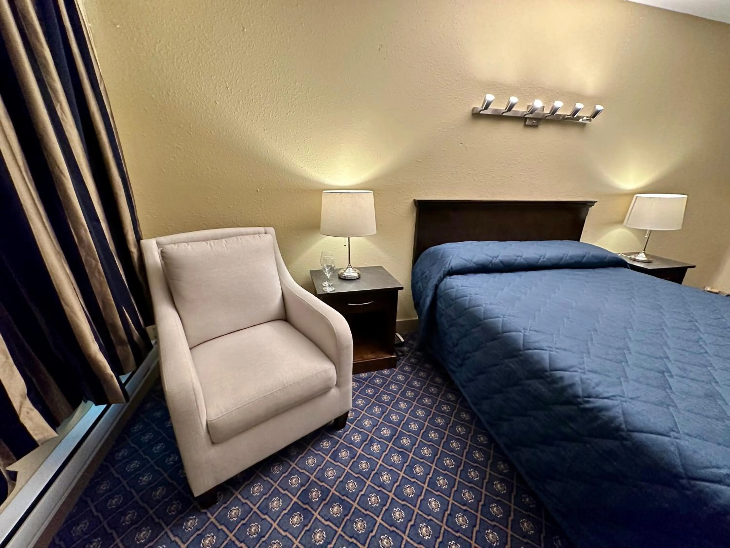 Bed in Linda Vista Motel