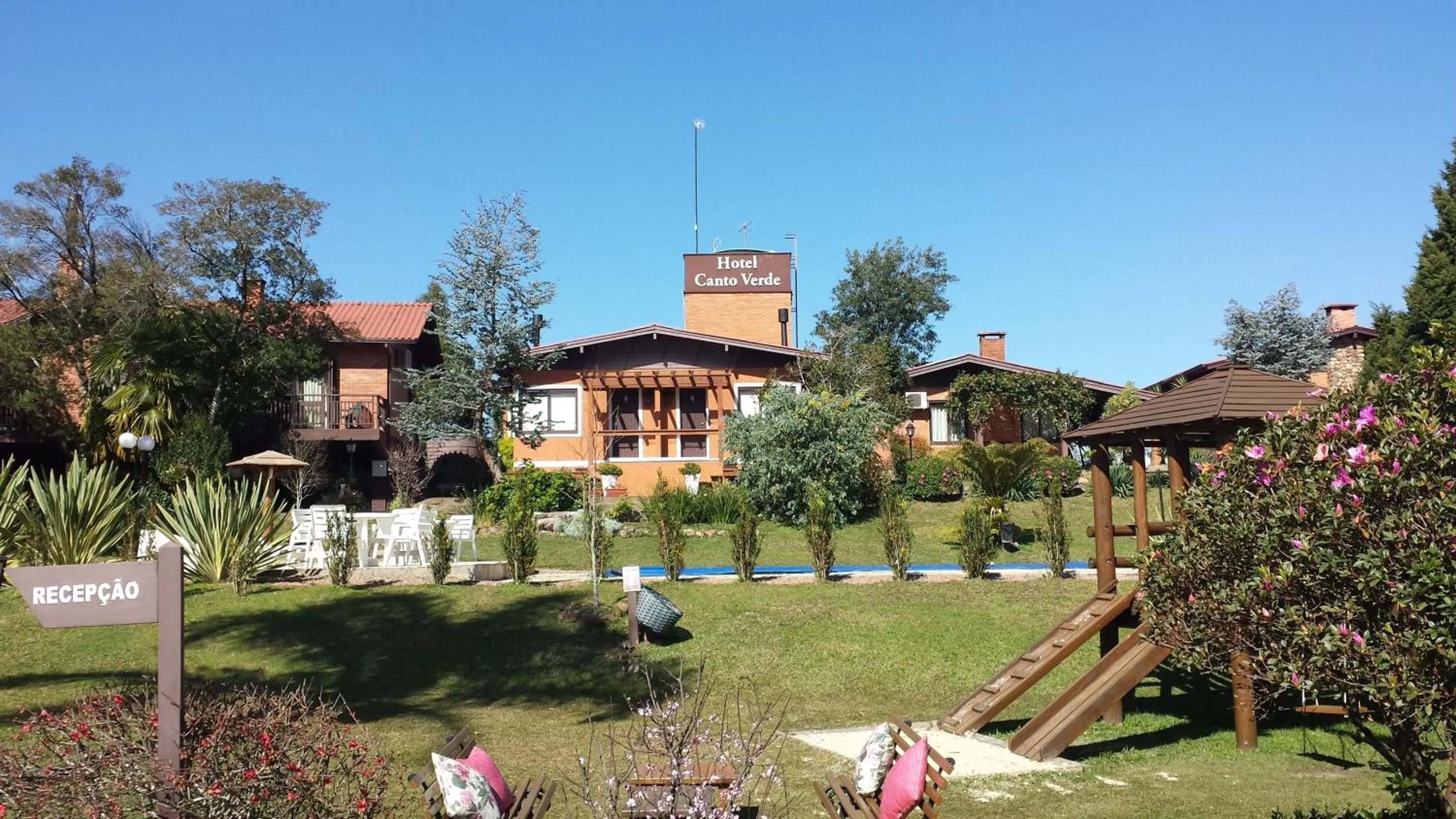 Property building in Hotel Canto Verde