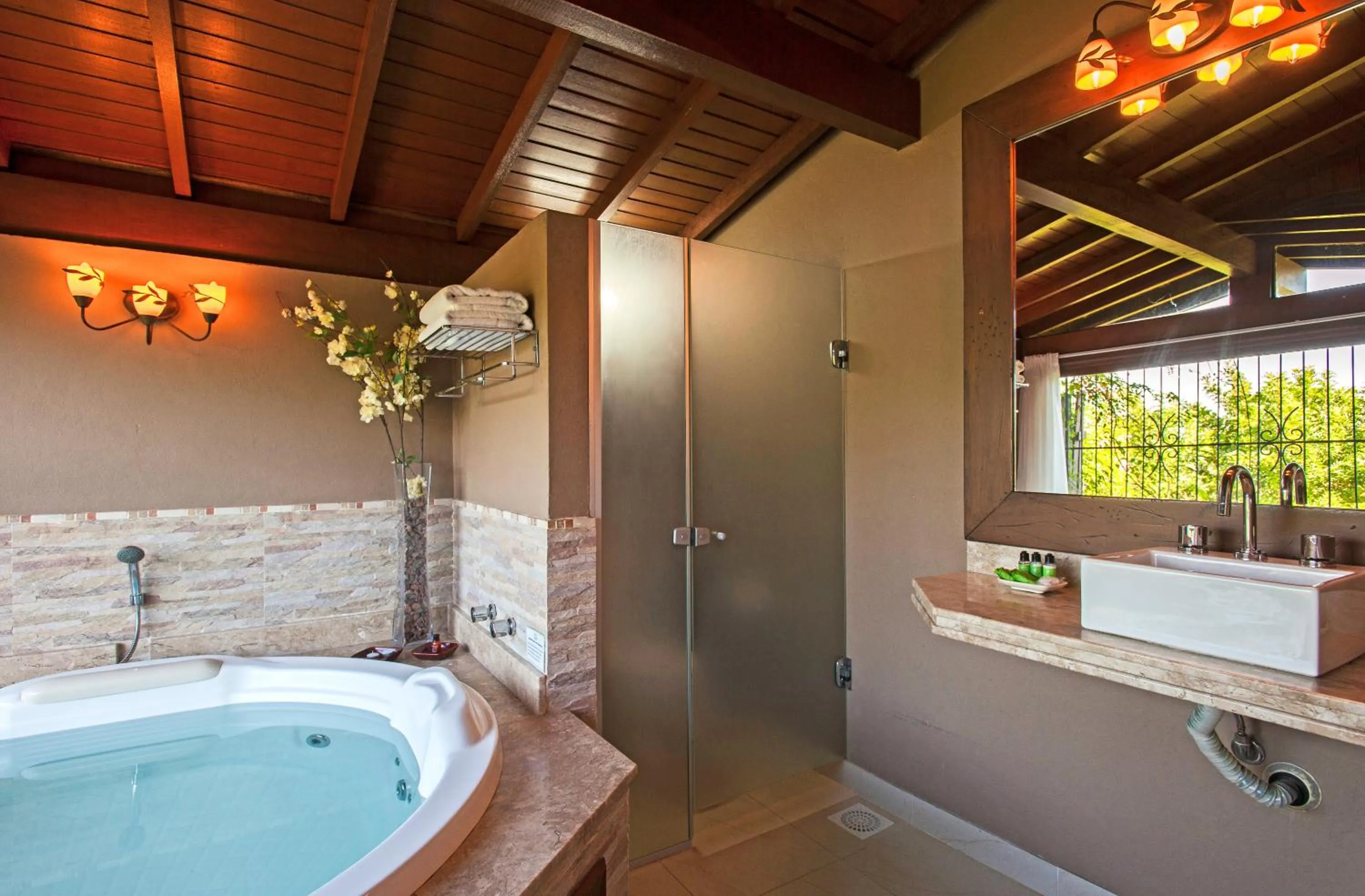 Hot Tub in Hotel Canto Verde