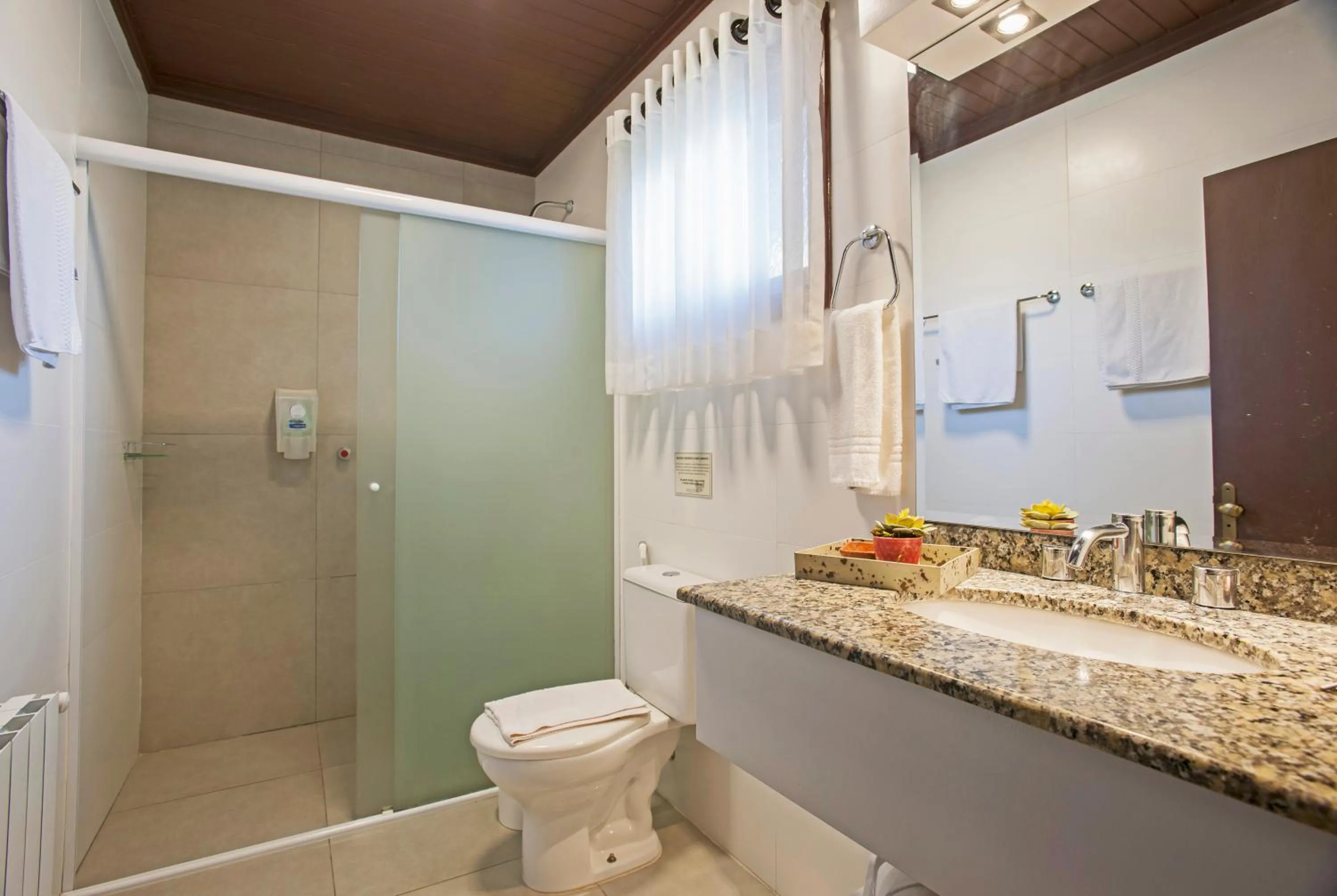 Shower in Hotel Canto Verde