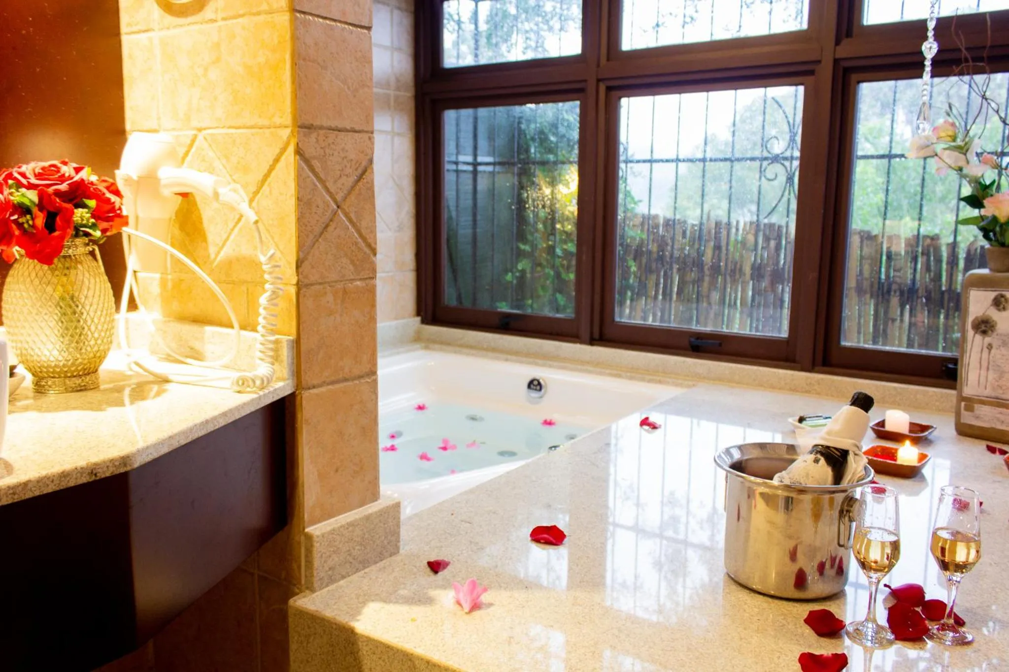 Hot Tub in Hotel Canto Verde