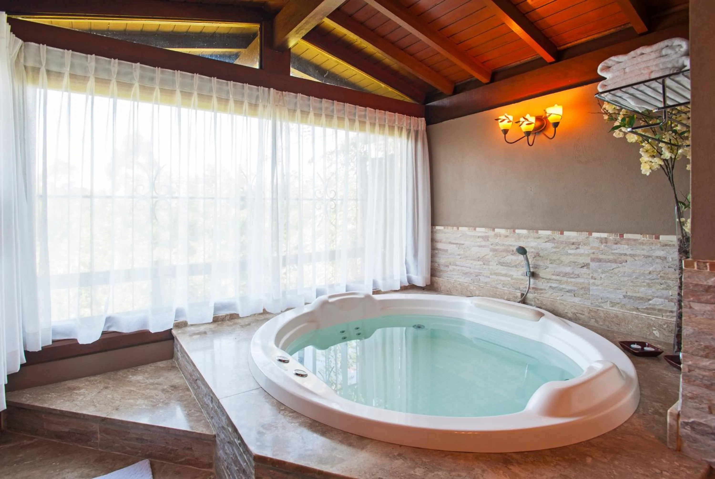 Hot Tub in Hotel Canto Verde