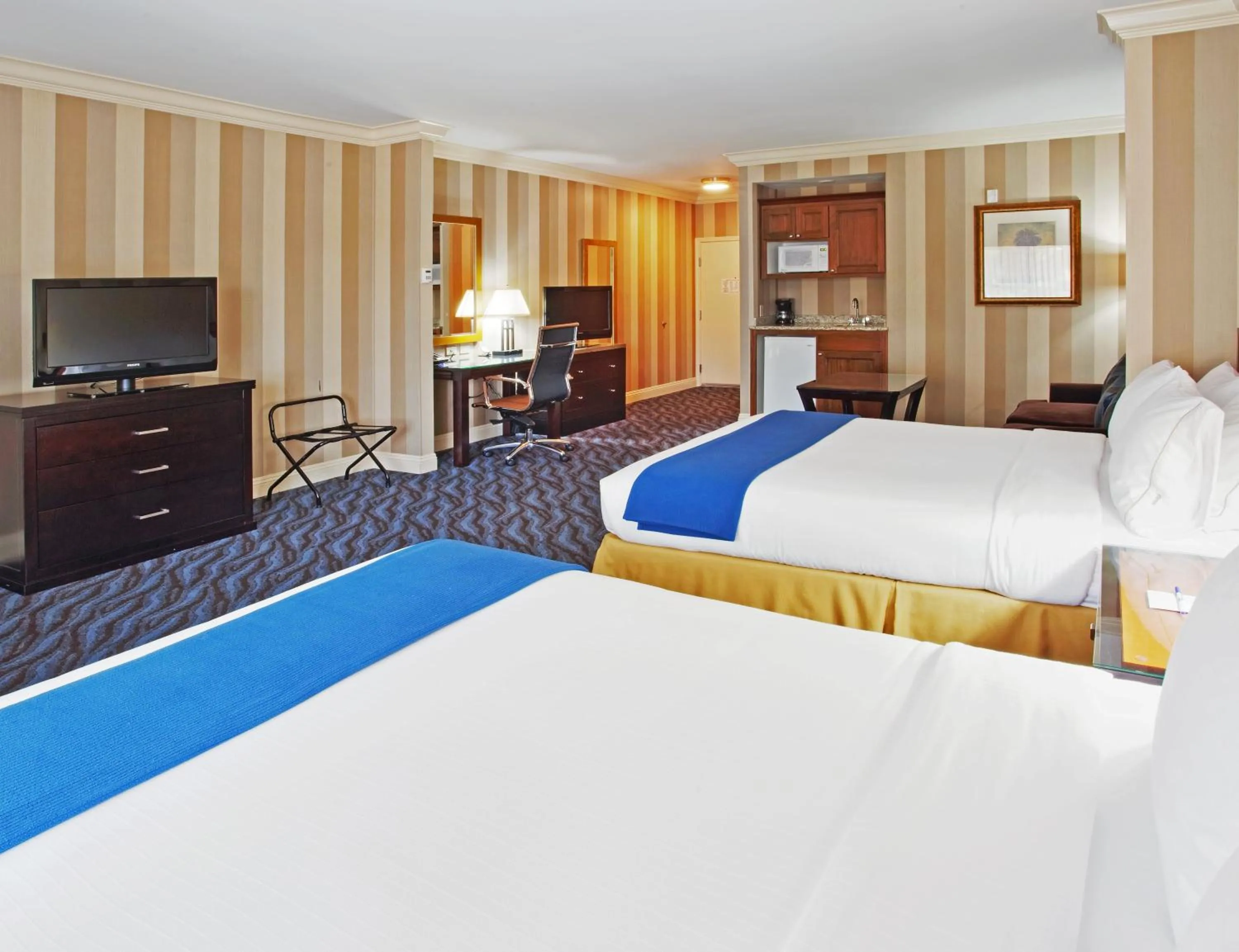 Photo of the whole room, Bed in Holiday Inn Express Hotel & Suites Santa Cruz by IHG