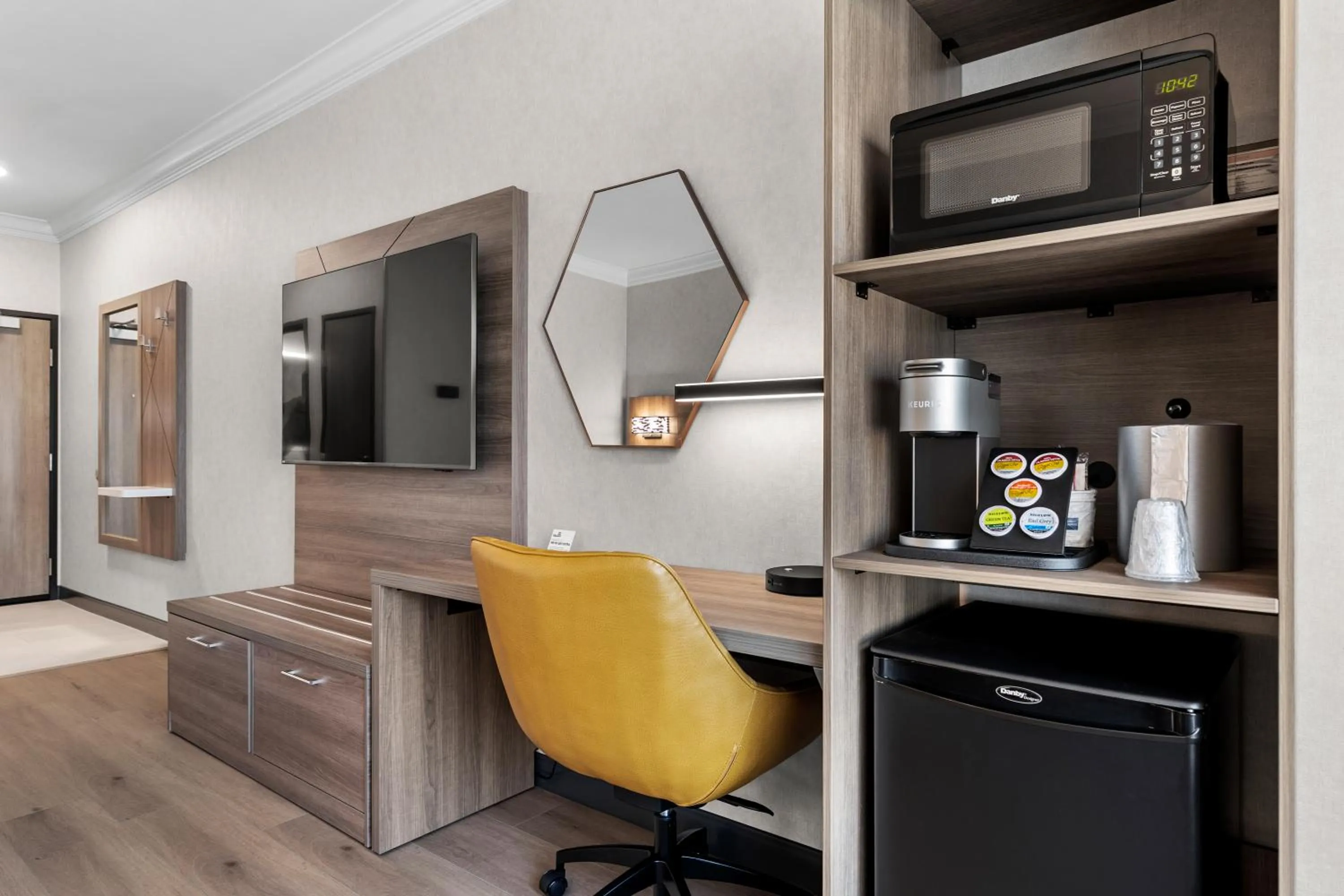 TV and multimedia in Holiday Inn Express Hotel & Suites Santa Cruz by IHG