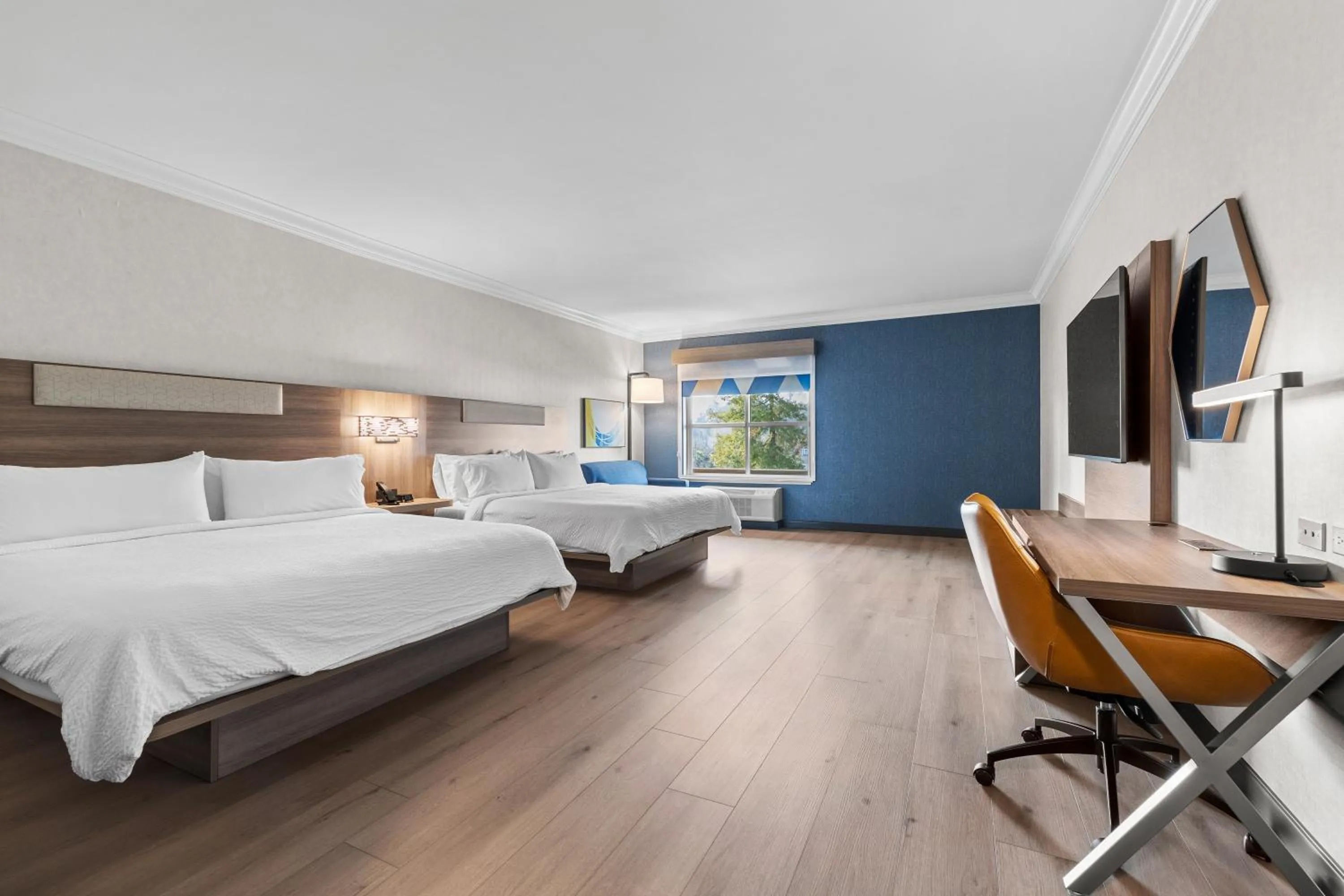 Bed in Holiday Inn Express Hotel & Suites Santa Cruz by IHG