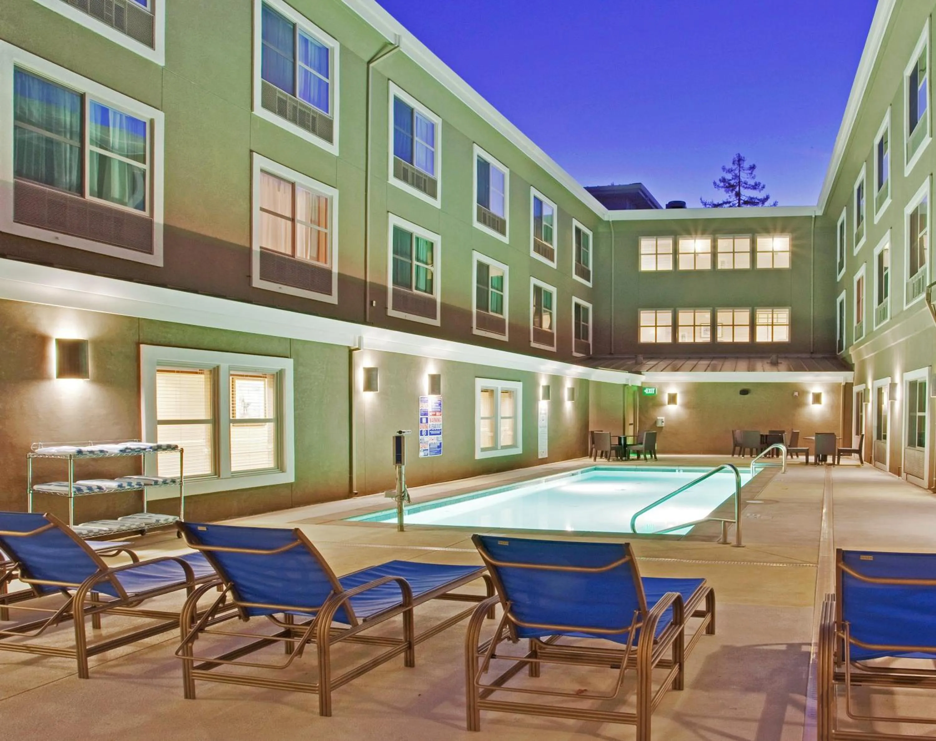 Swimming pool in Holiday Inn Express Hotel & Suites Santa Cruz by IHG