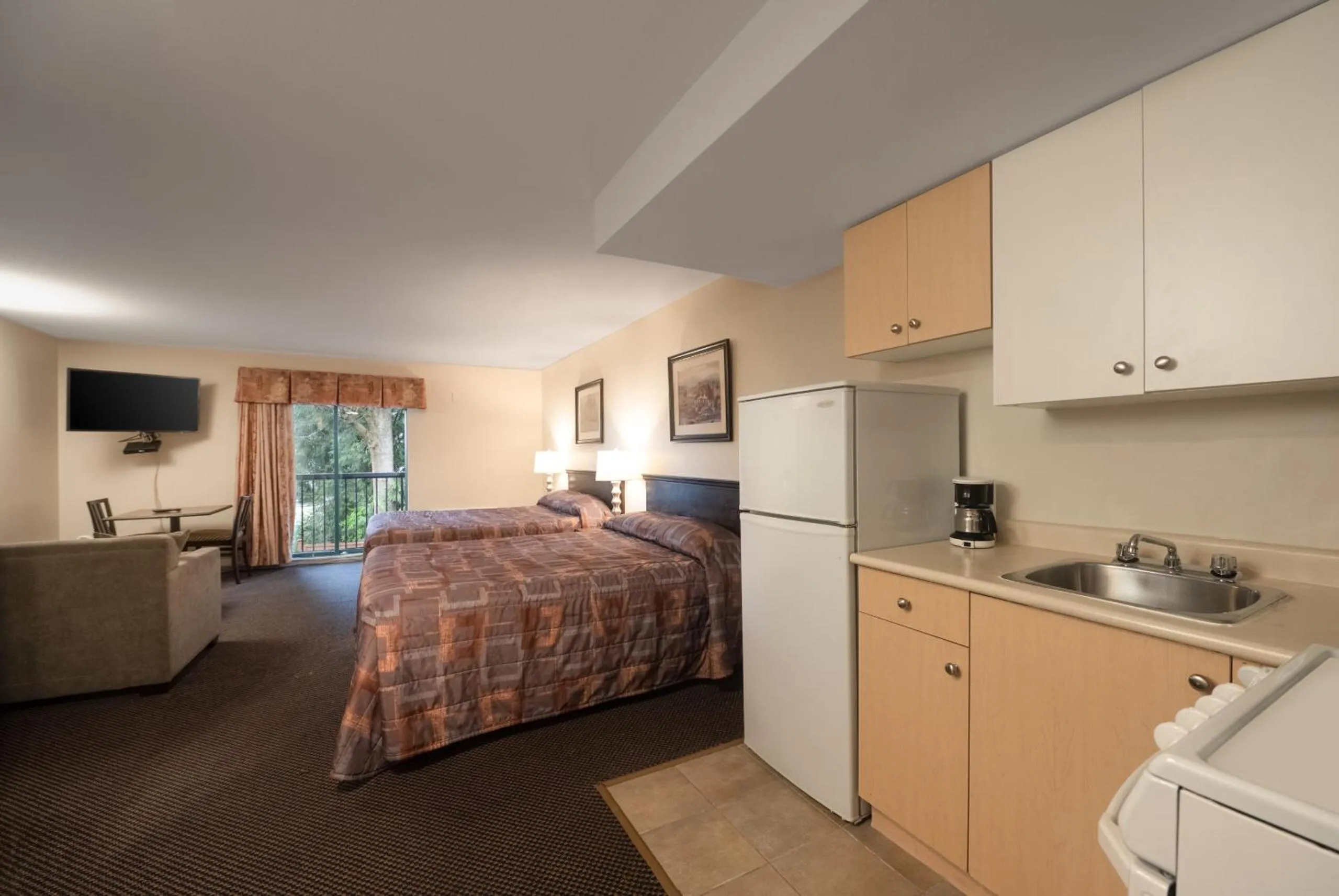 Kitchen or kitchenette, Bed in Canadian Inn