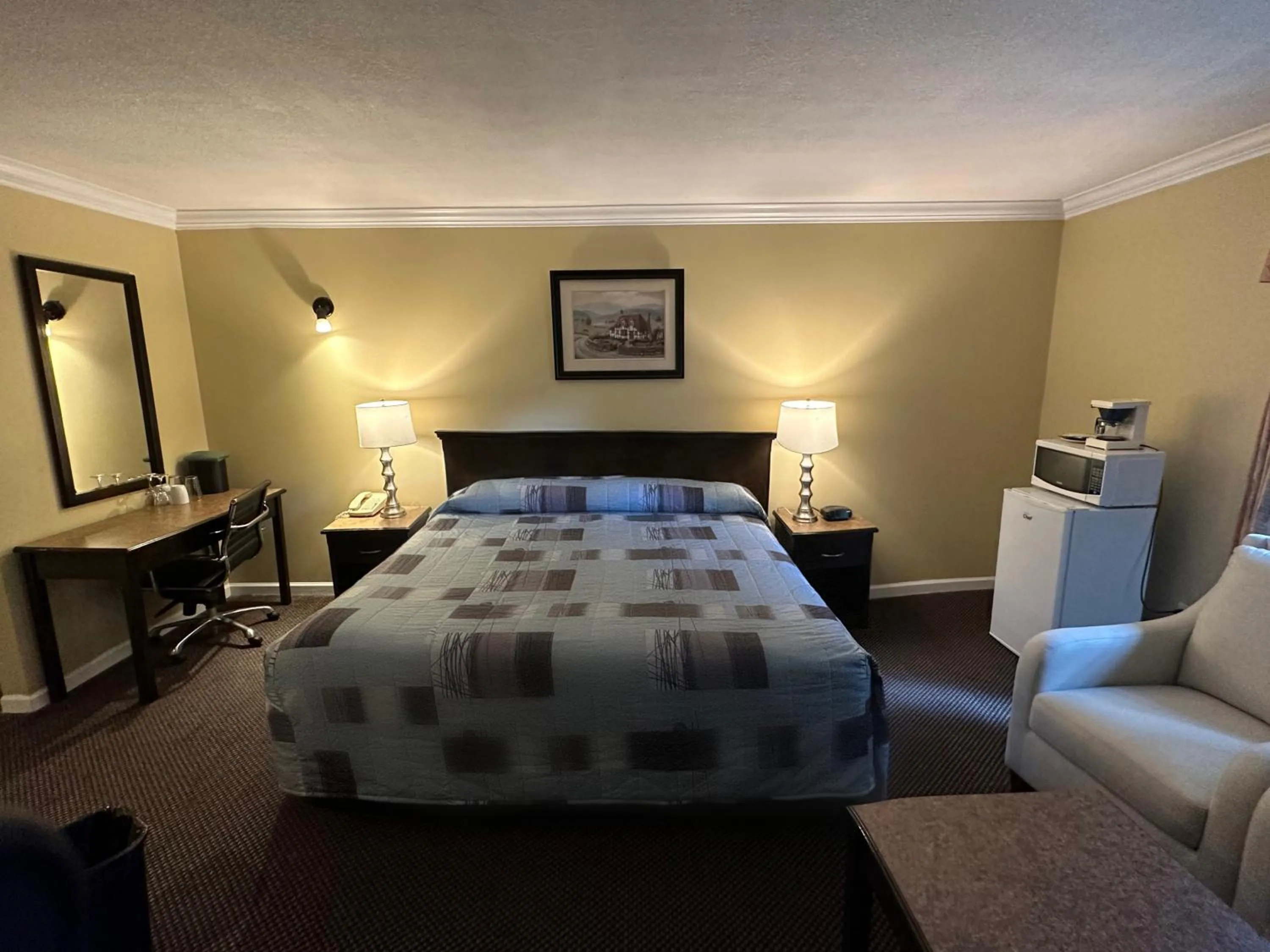 Photo of the whole room, Bed in Canadian Inn