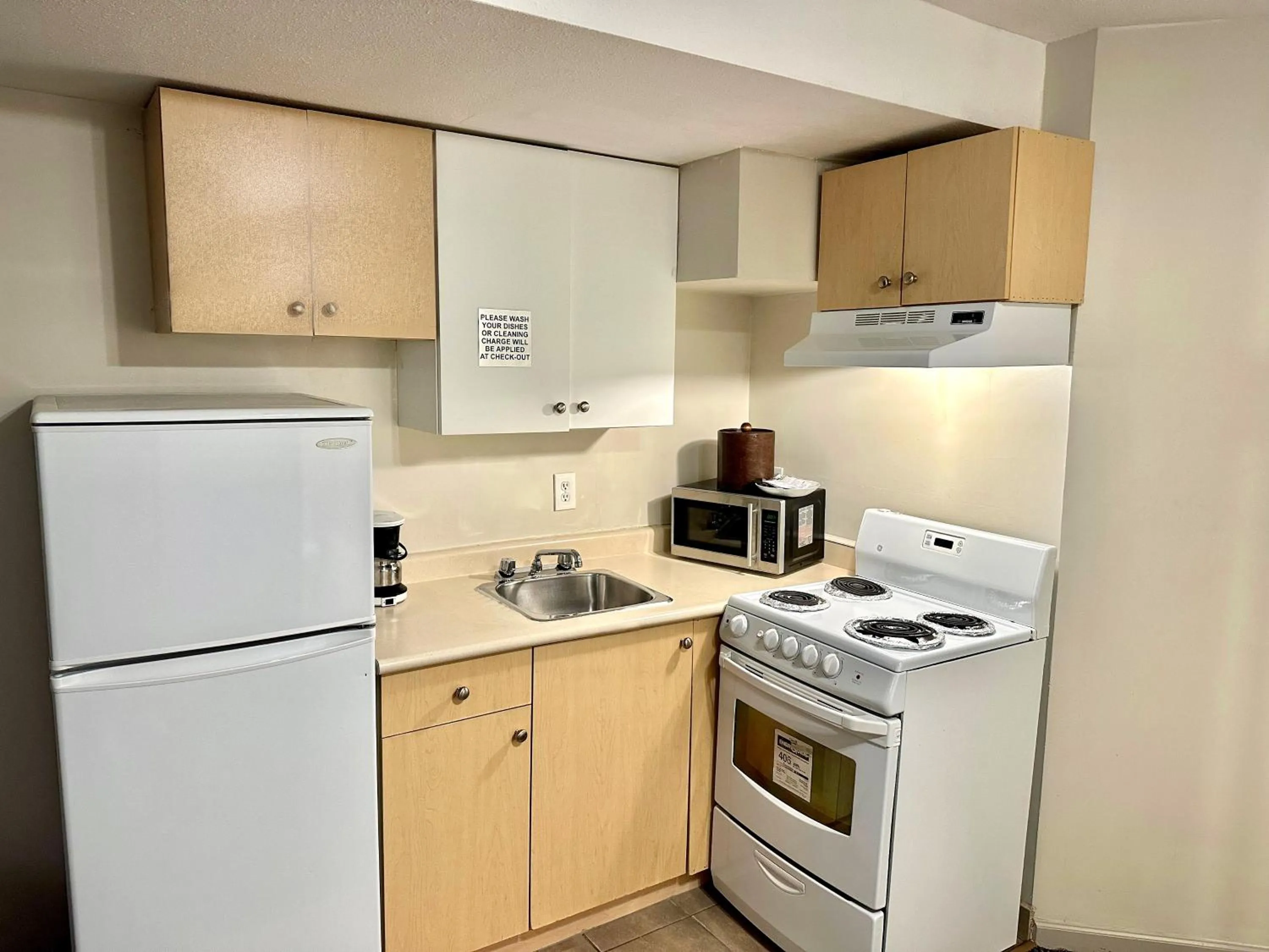 Kitchen or kitchenette in Canadian Inn