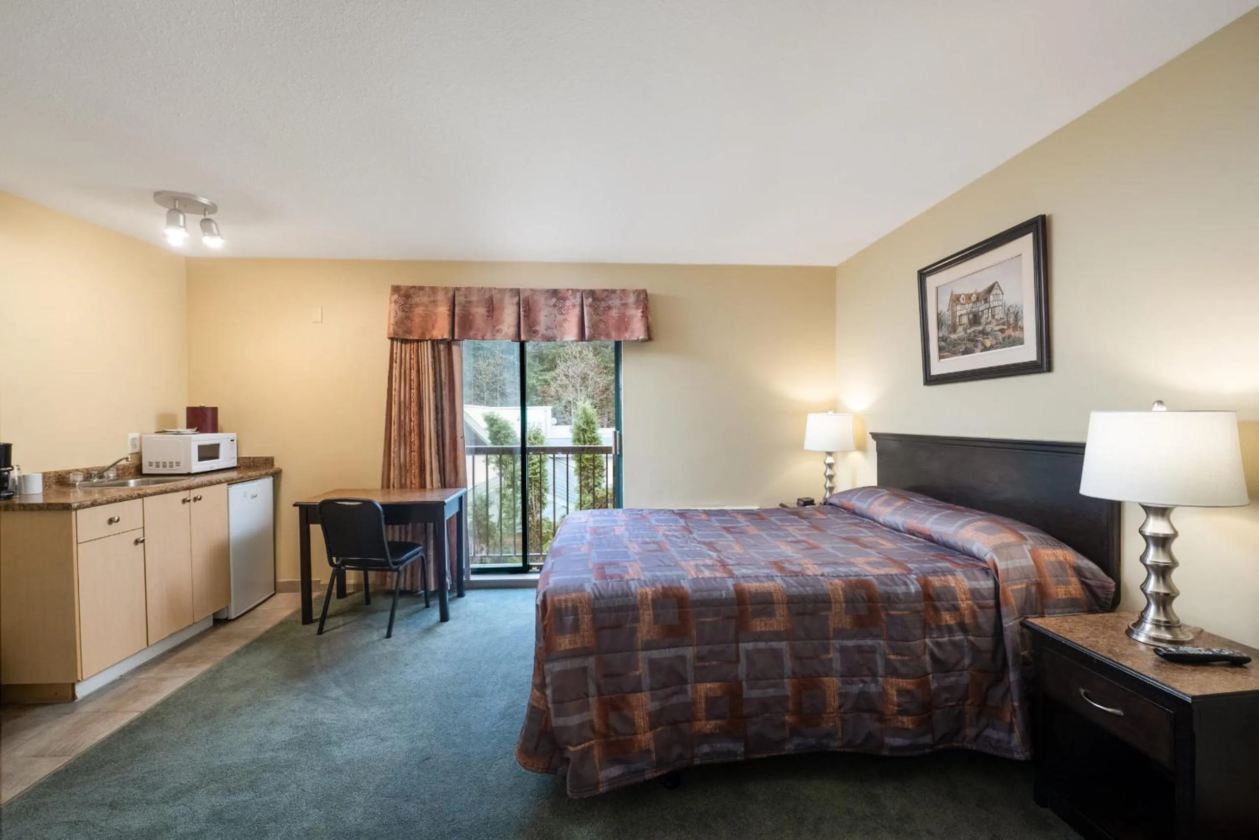 Bedroom, Bed in Canadian Inn