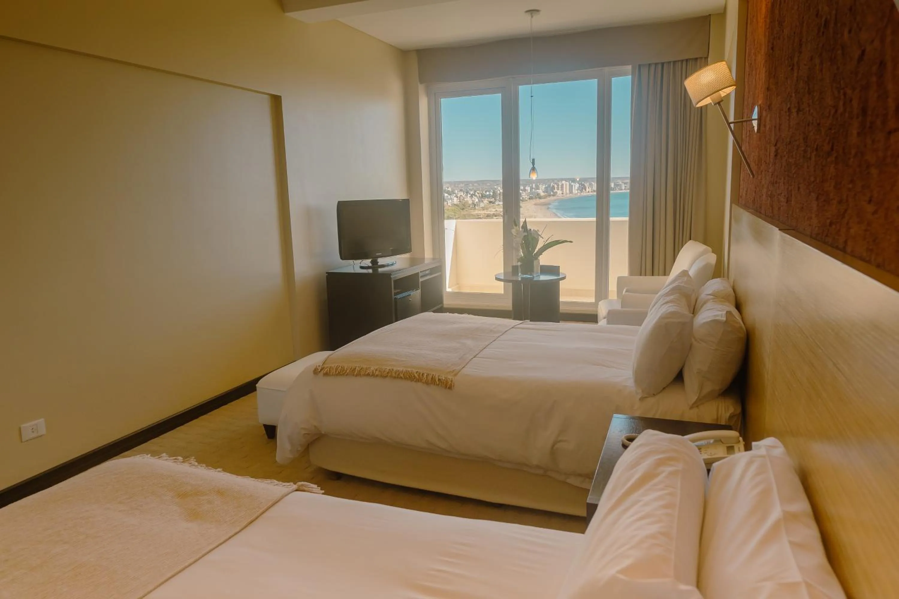 Communal lounge/ TV room, Bed in Rayentray Grand Hotel