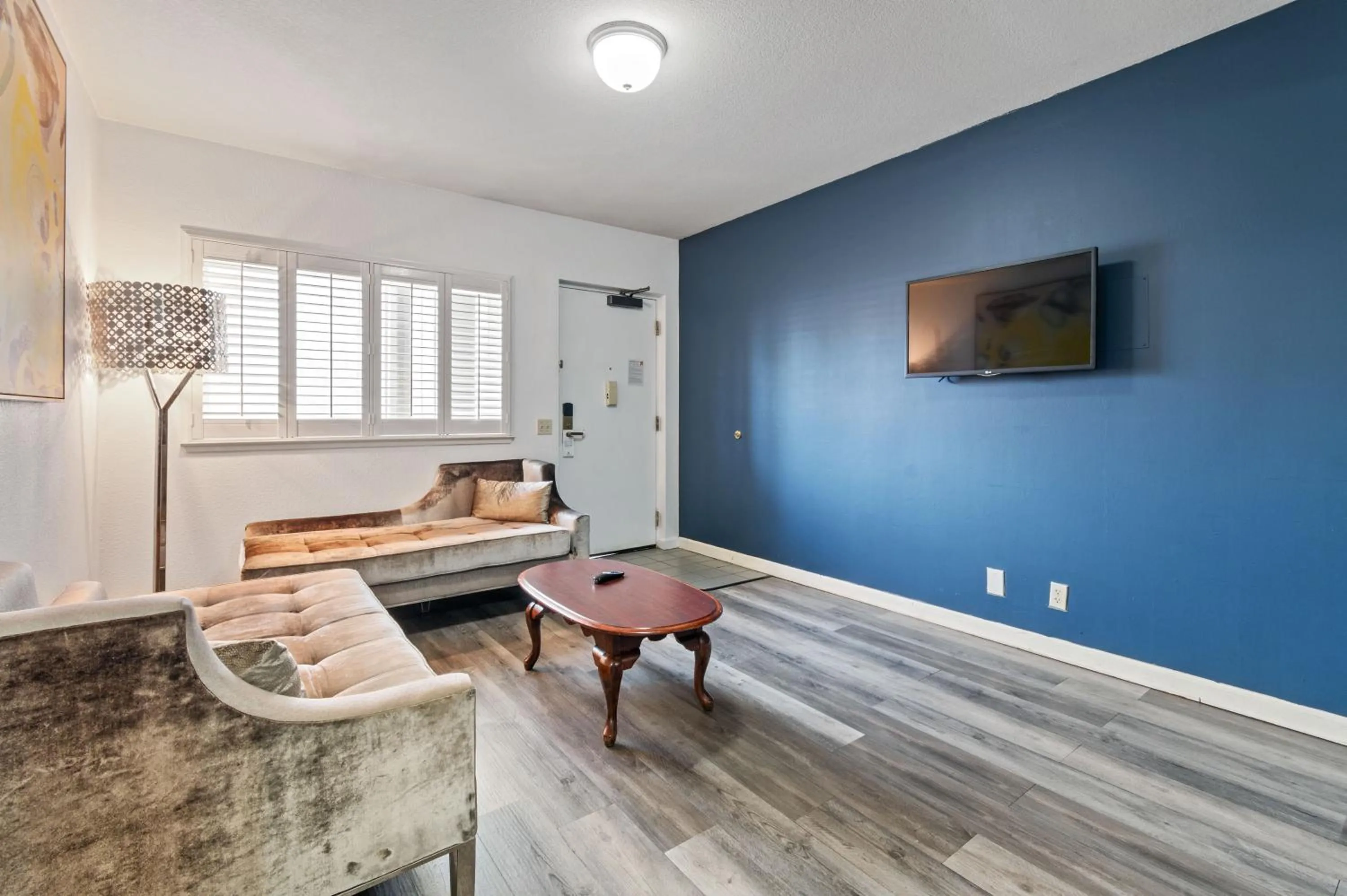 TV and multimedia in Lions Gate Hotel