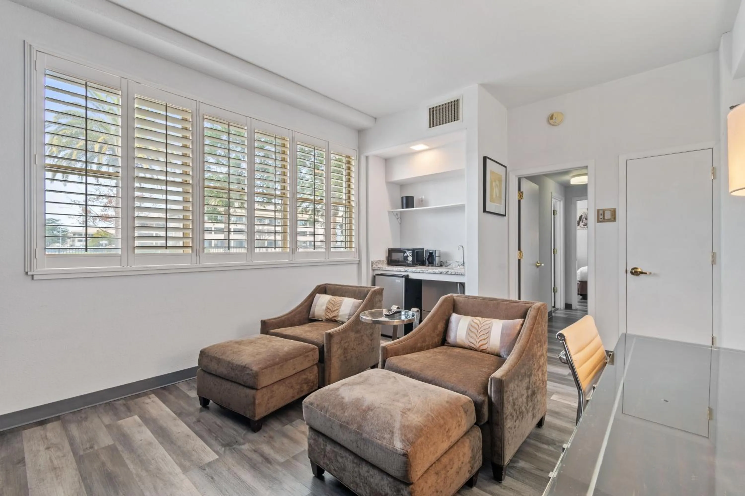 Kitchen or kitchenette in Lions Gate Hotel