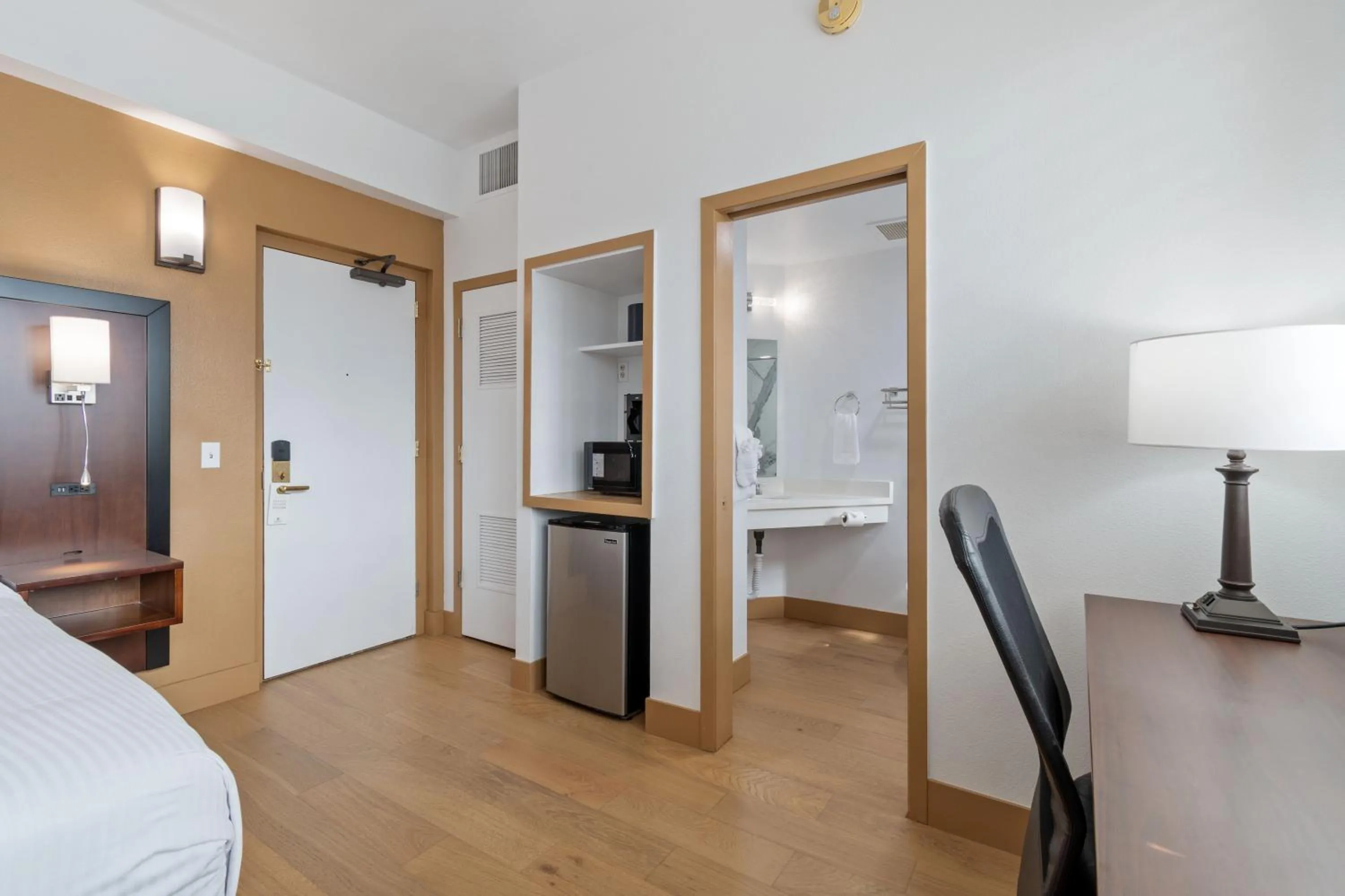 Bedroom, Bed in Lions Gate Hotel