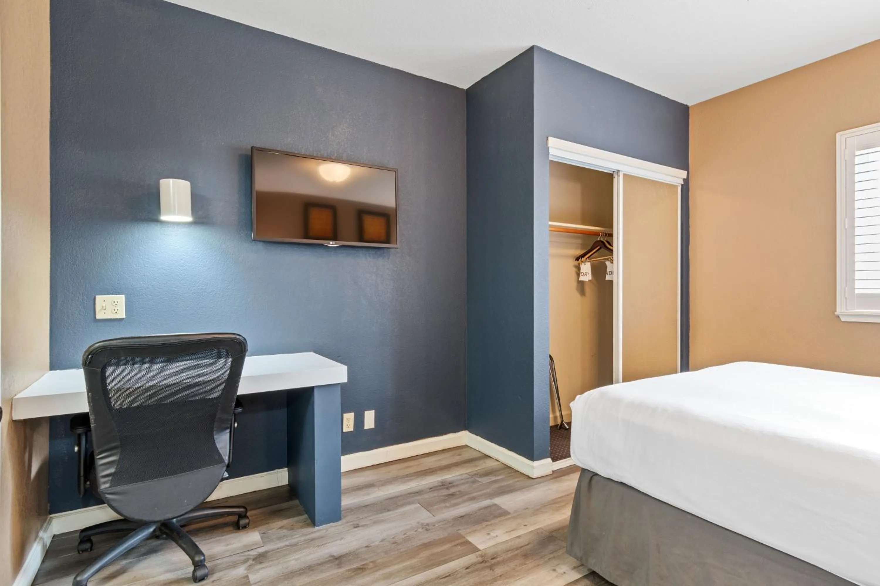 Photo of the whole room, Bed in Lions Gate Hotel