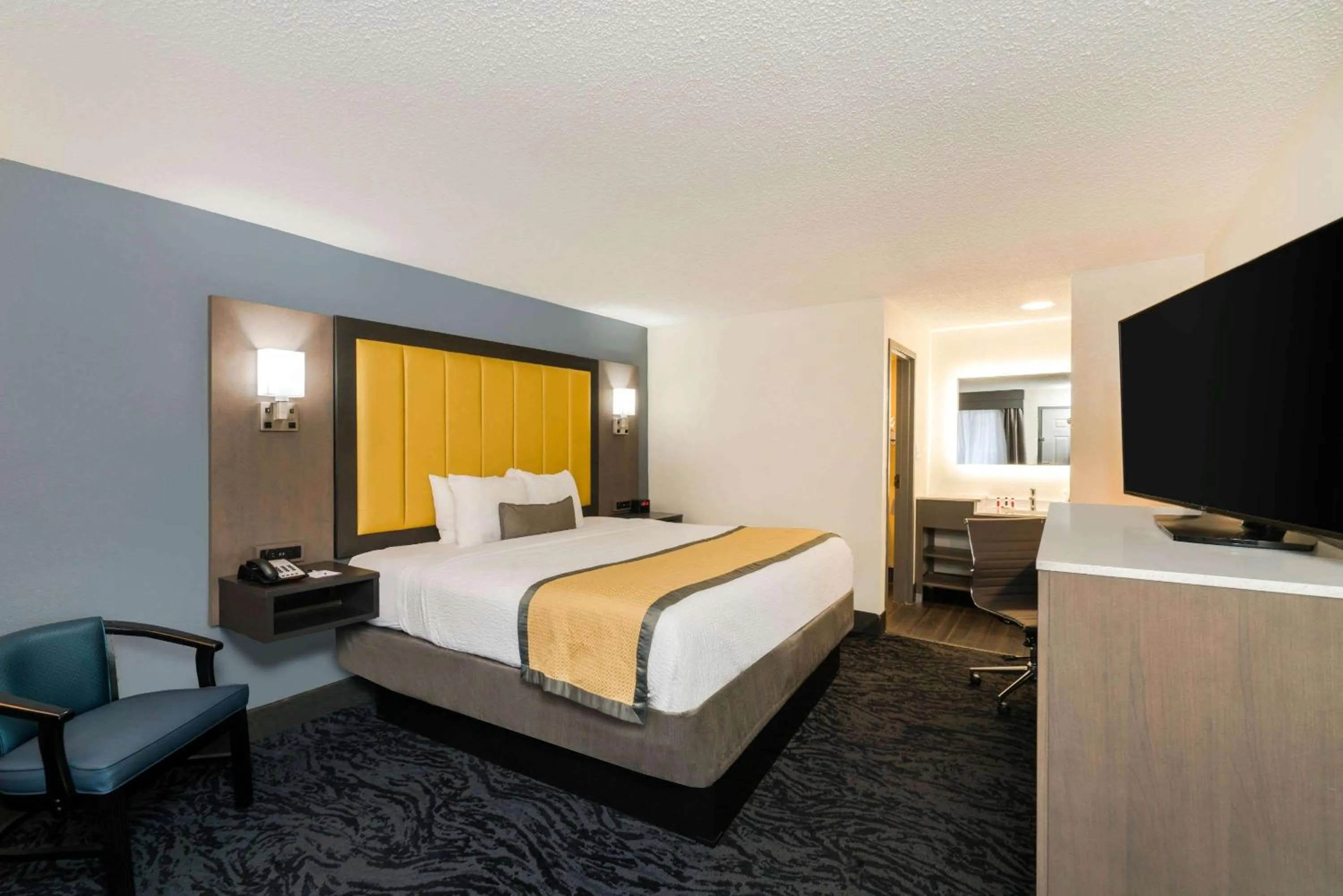 Photo of the whole room, Bed in Baymont by Wyndham Franklin