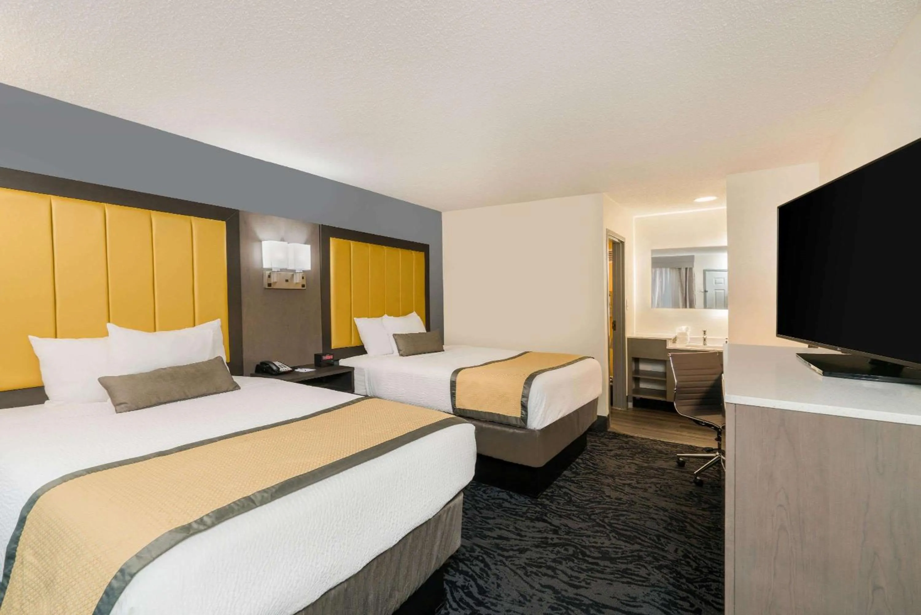 Photo of the whole room, Bed in Baymont by Wyndham Franklin