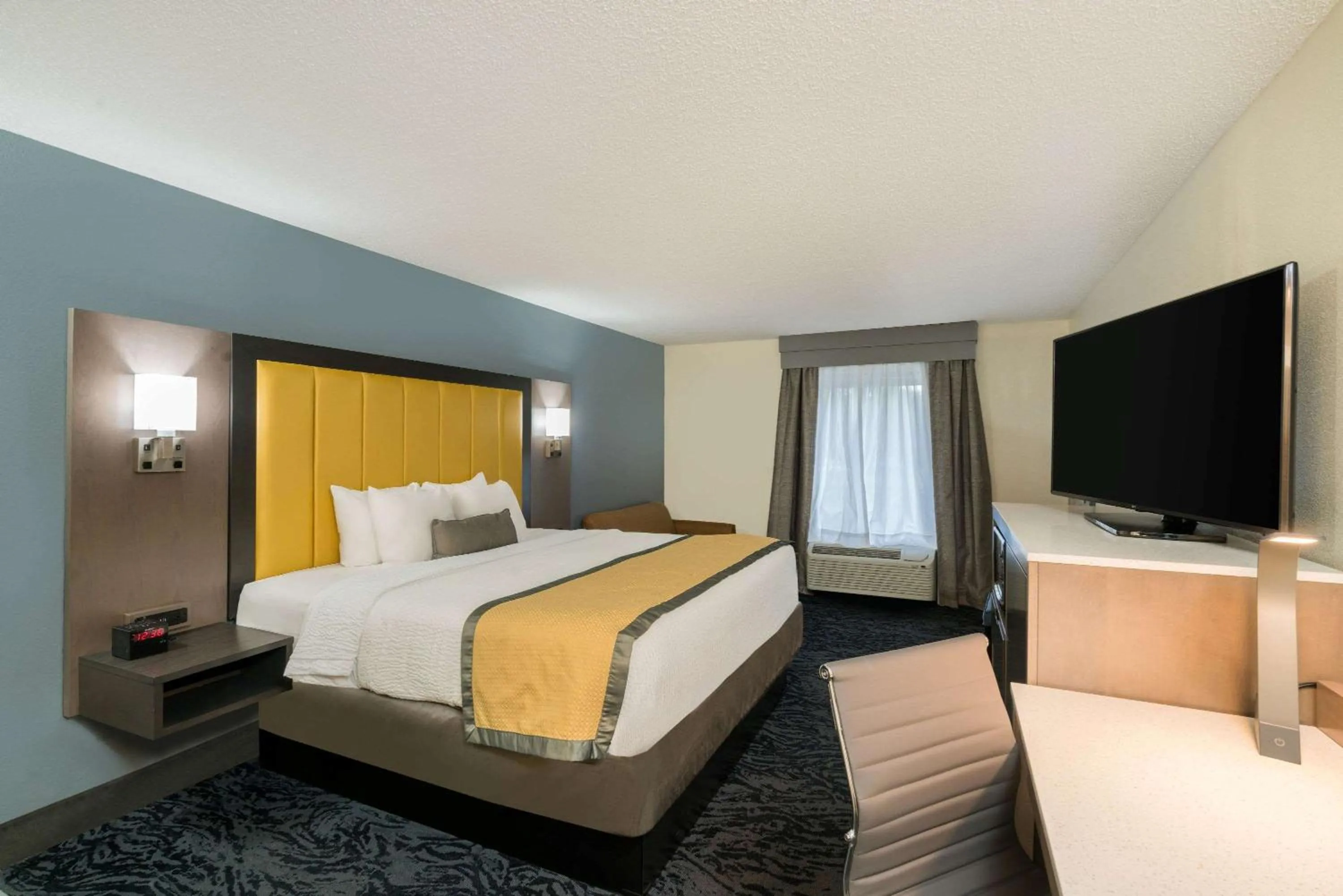 Photo of the whole room, Bed in Baymont by Wyndham Franklin