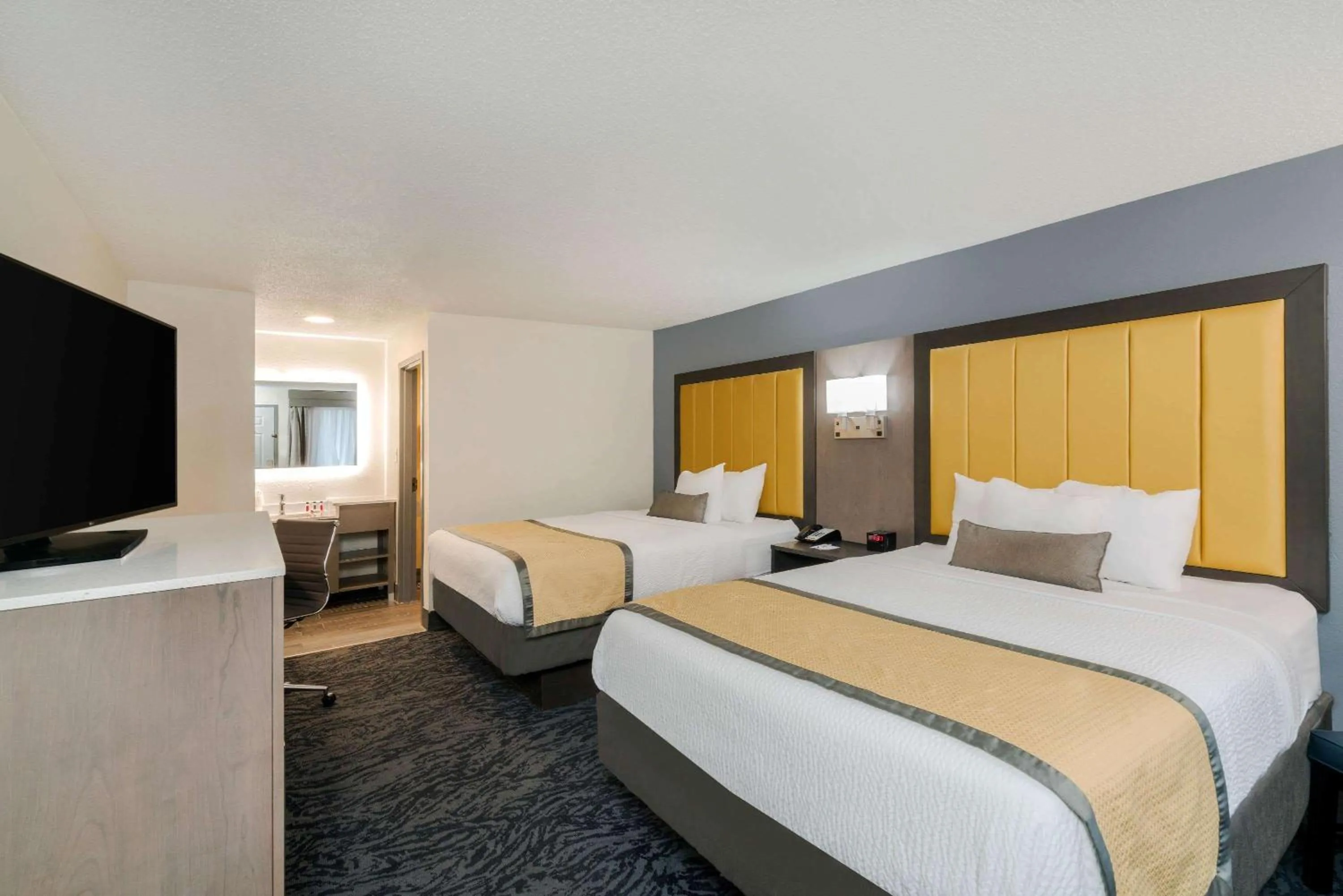 Photo of the whole room, Bed in Baymont by Wyndham Franklin