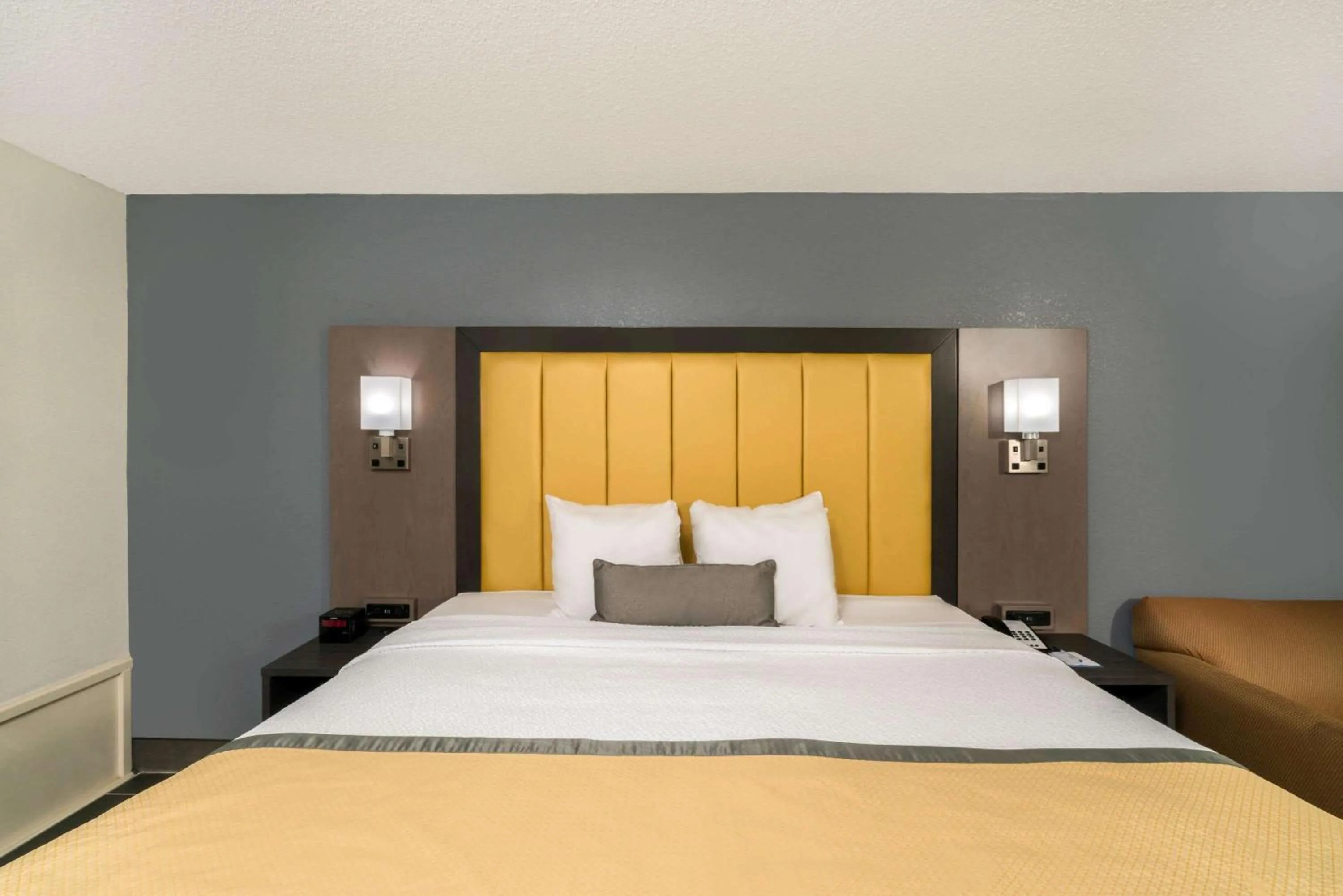 Photo of the whole room, Bed in Baymont by Wyndham Franklin