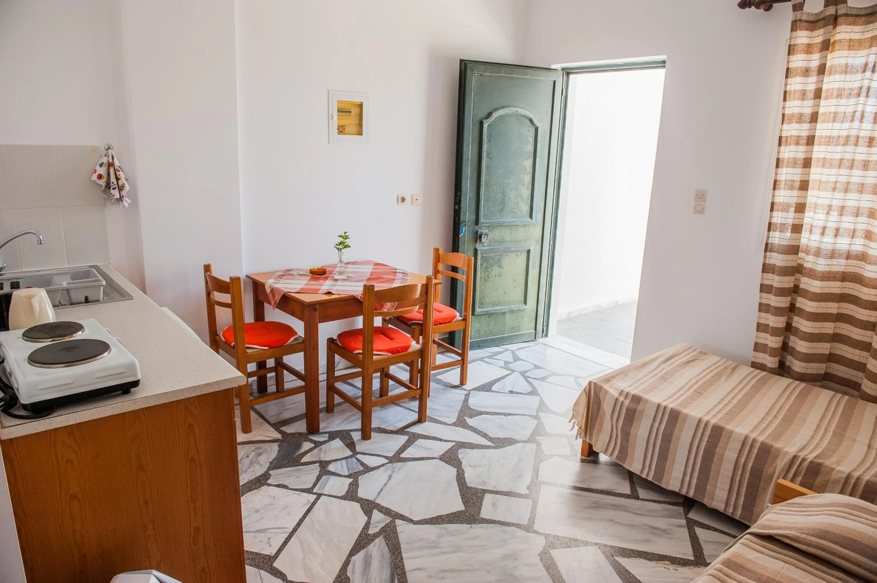 Kitchen or kitchenette in Ilios and Irene