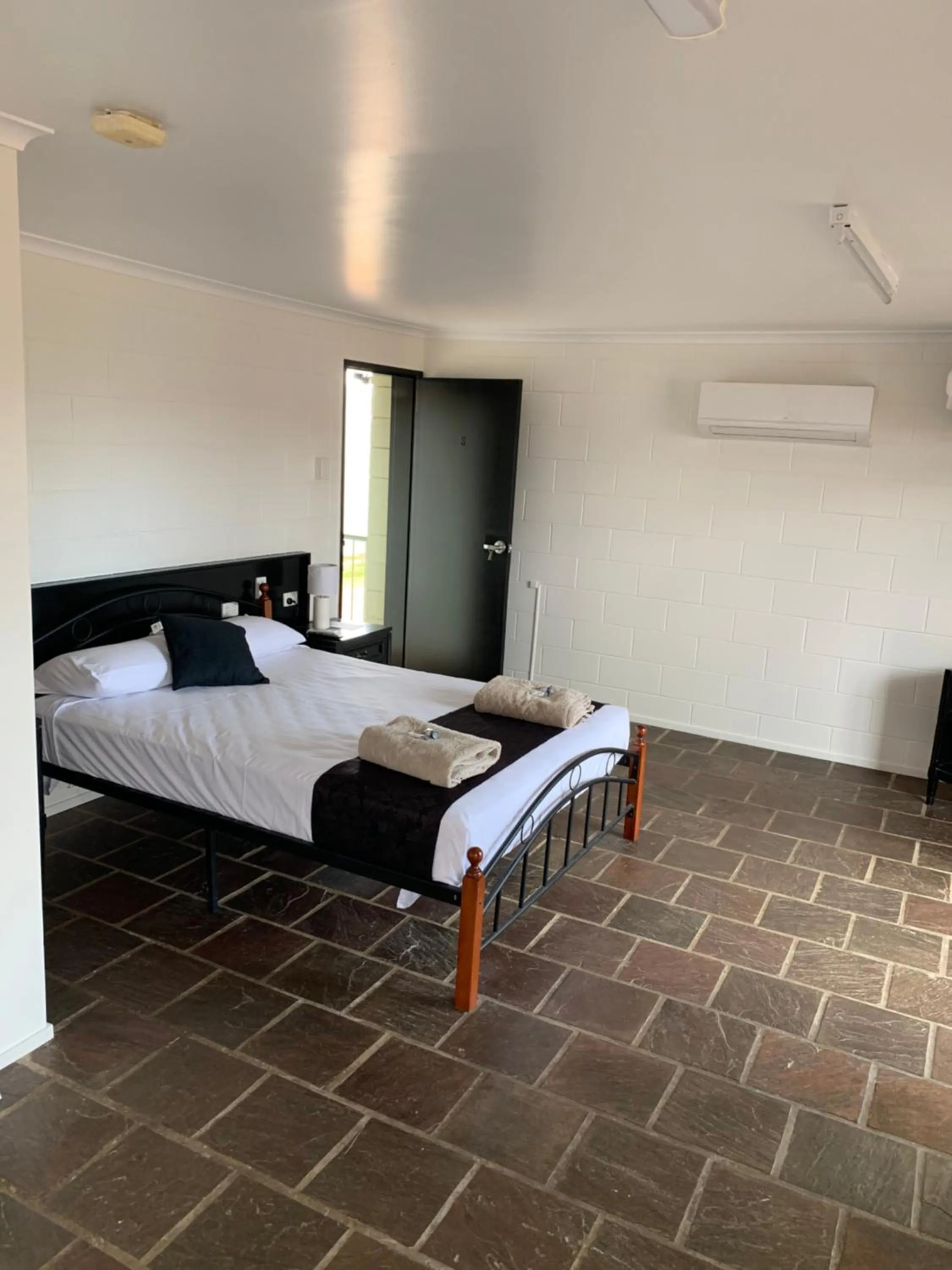 Bed in Longreach Most Central Motel